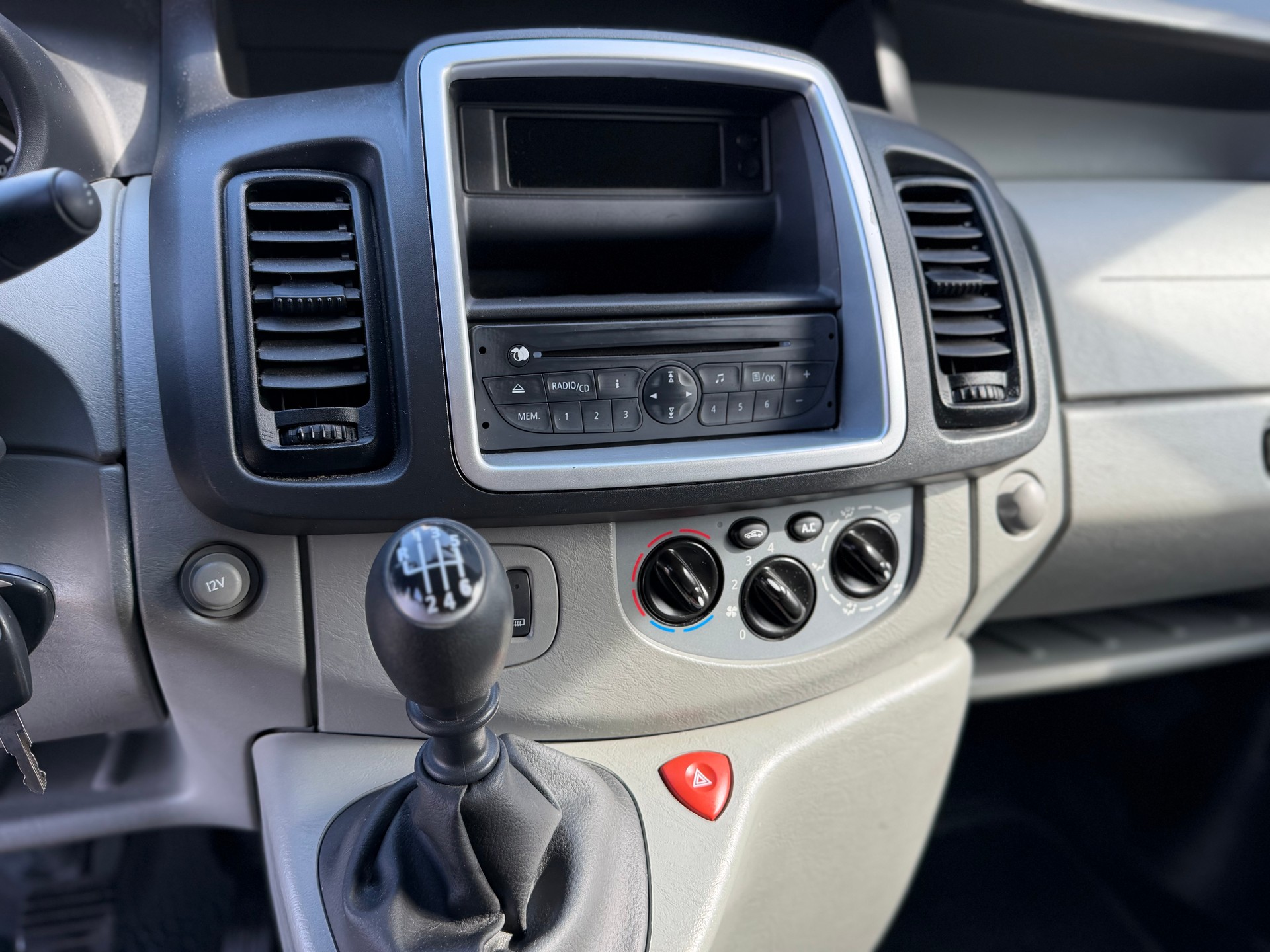RENAULT Trafic 2.0 dCi 115 2.9t L1H1-image-15
