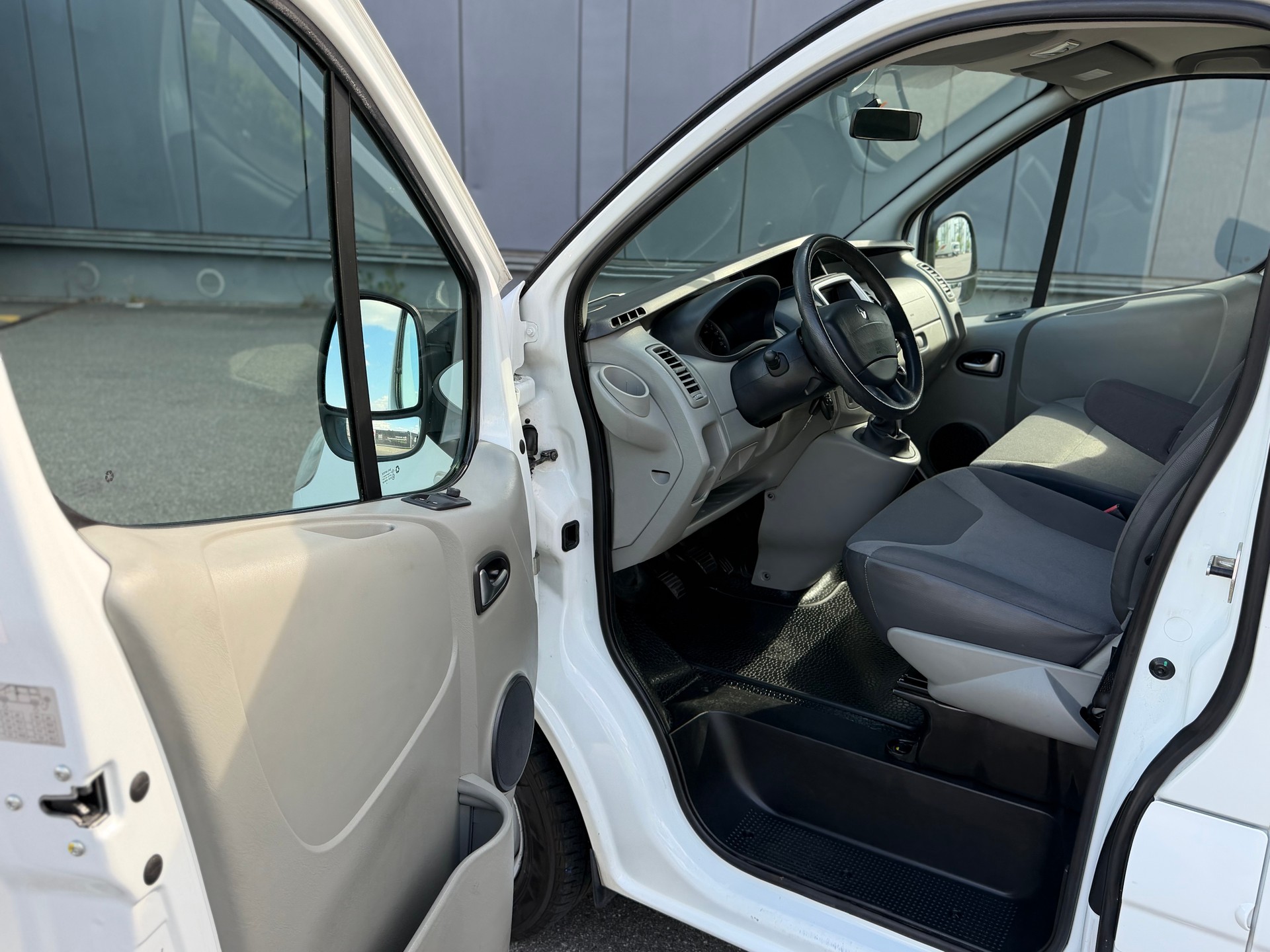 RENAULT Trafic 2.0 dCi 115 2.9t L1H1-image-13