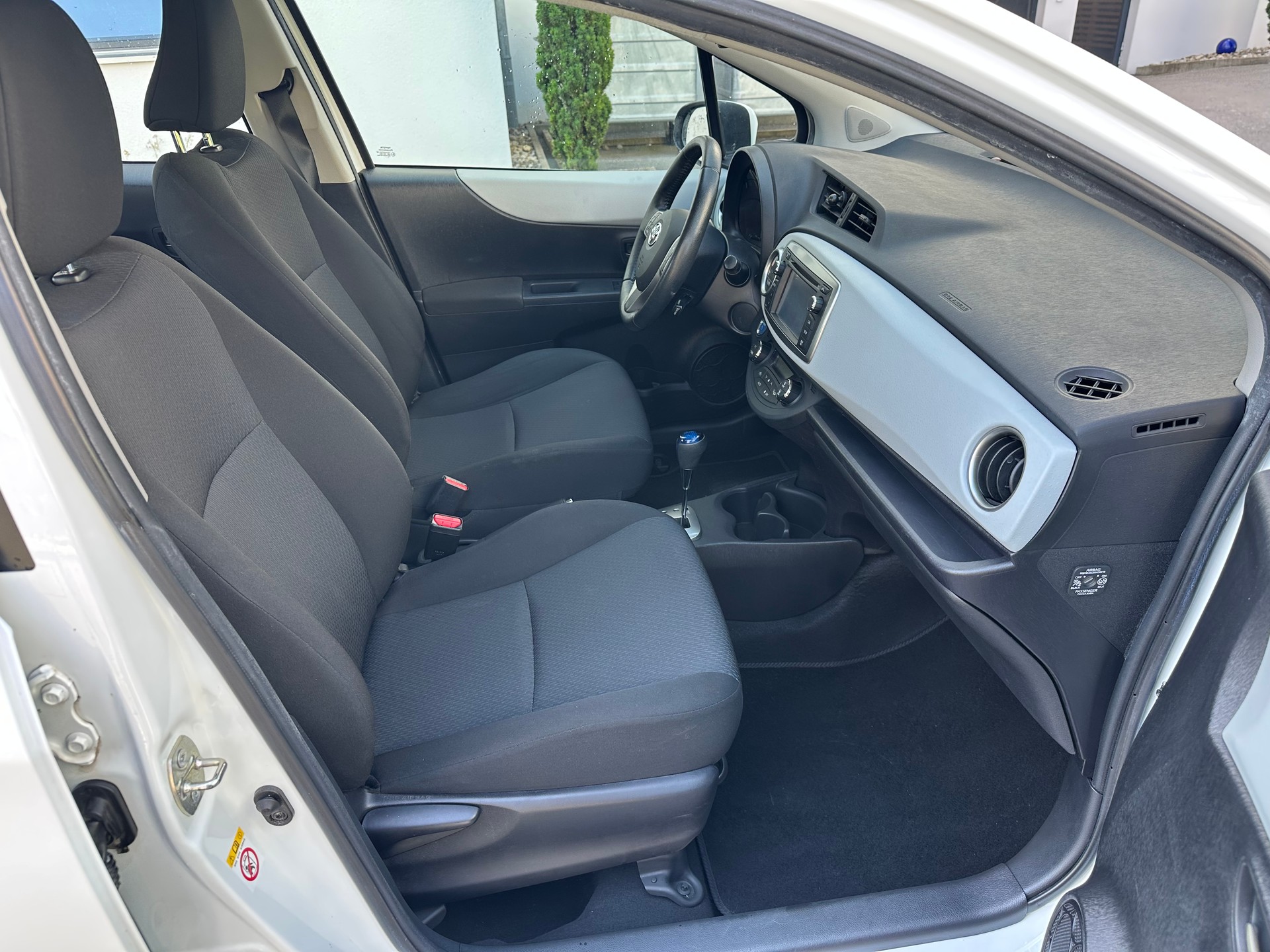 TOYOTA Yaris 1.5 VVT-i Hybrid Sol Premium CVT-image-3