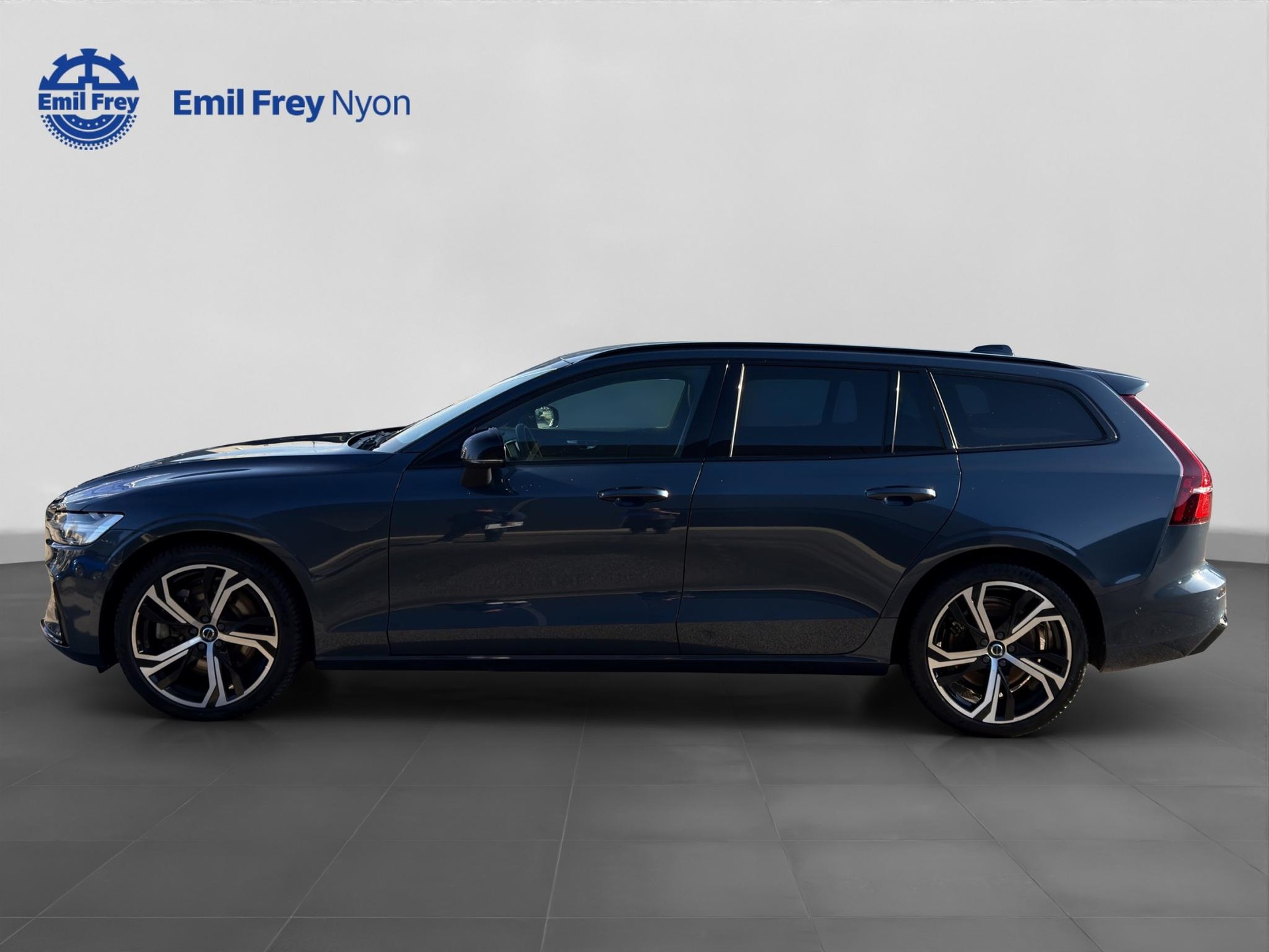 VOLVO V60 2.0 B5 Ultimate Dark AWD-image-2