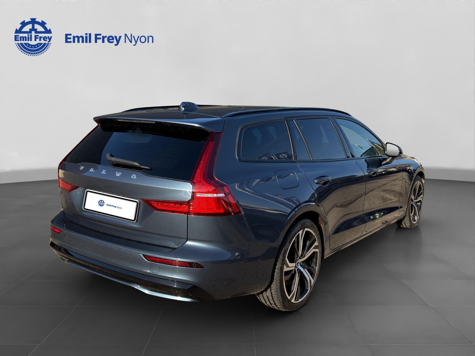 VOLVO V60 2.0 B5 Ultimate Dark AWD-image-5
