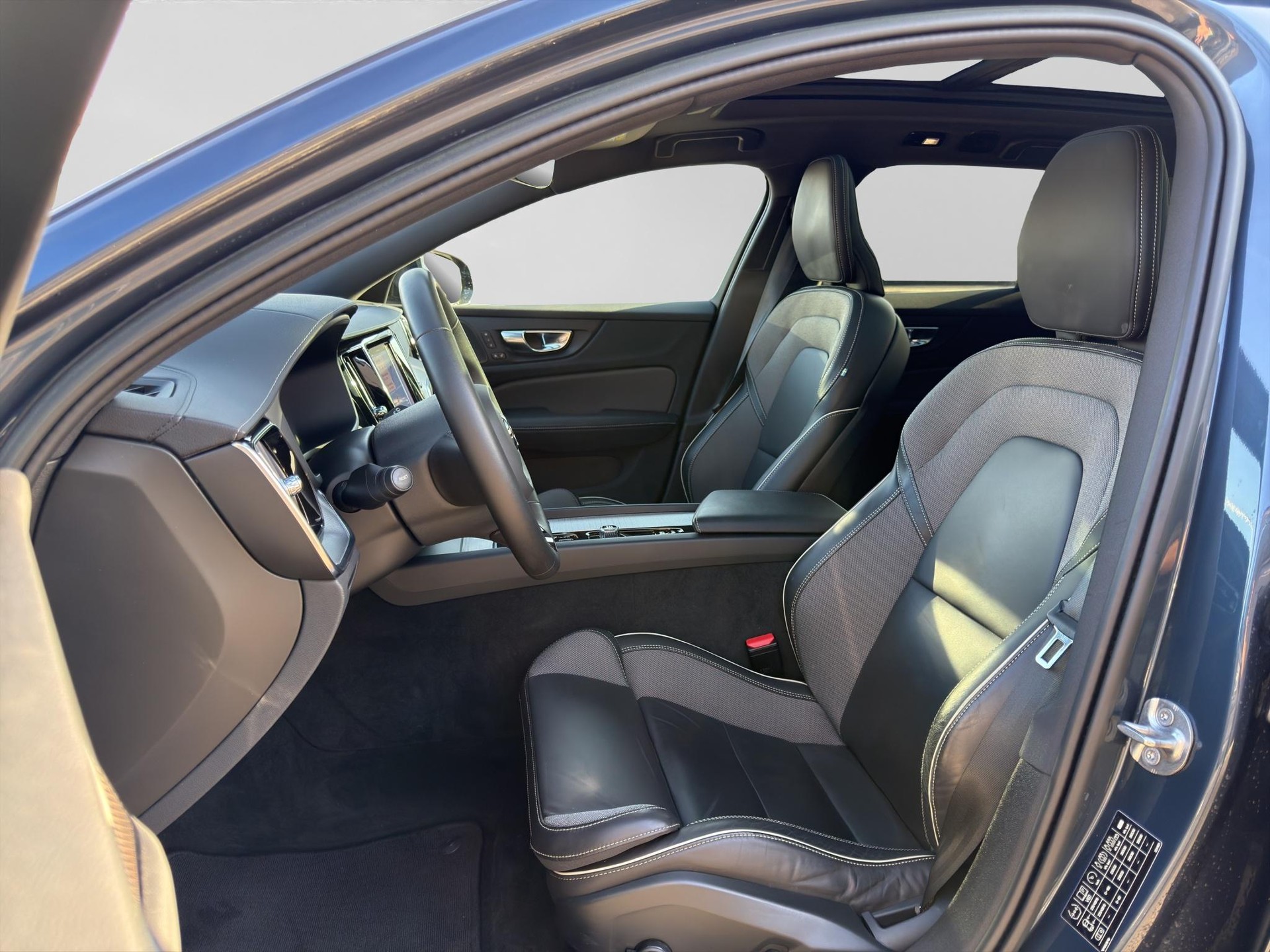 VOLVO V60 2.0 B5 Ultimate Dark AWD-image-1