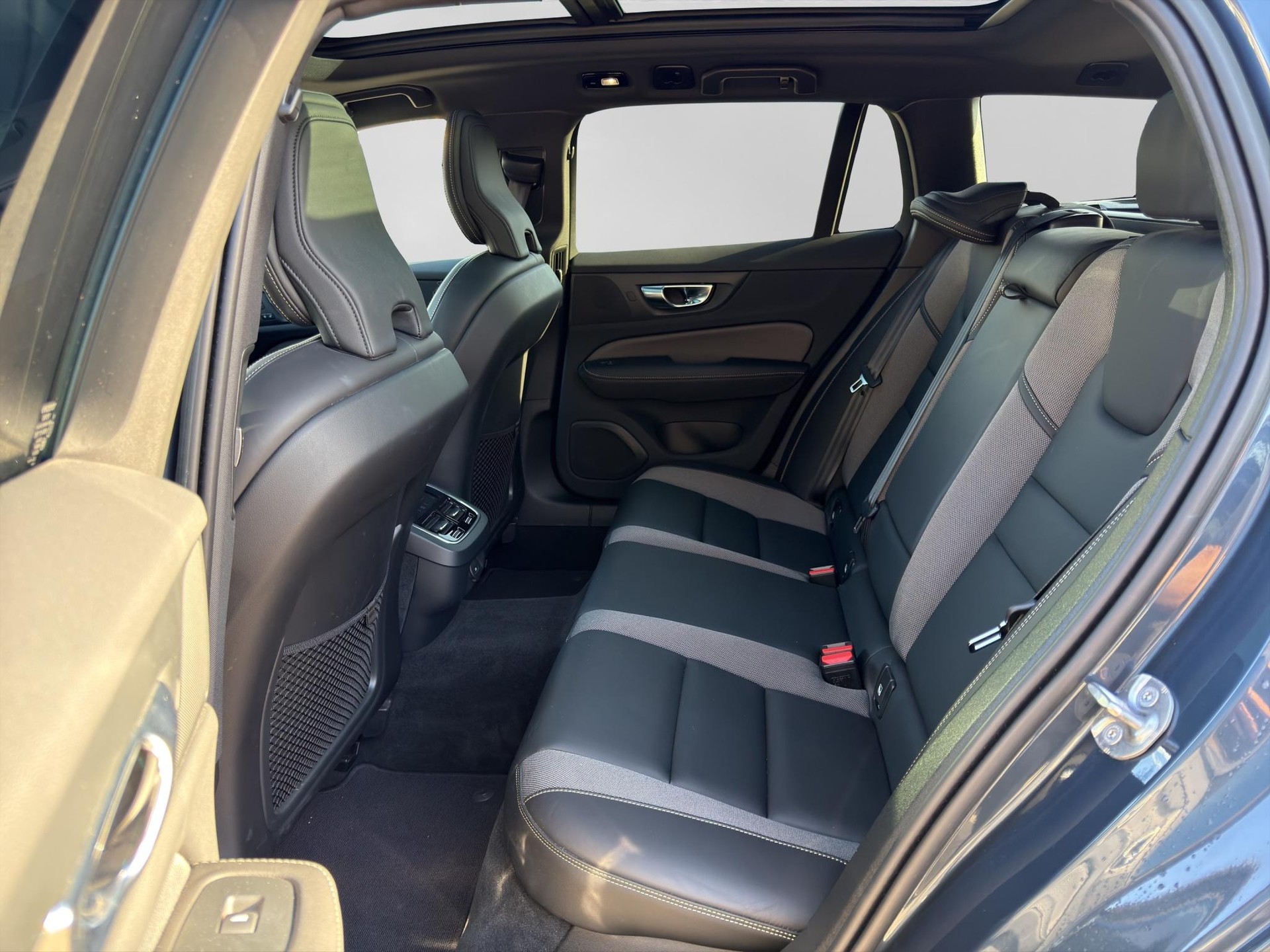 VOLVO V60 2.0 B5 Ultimate Dark AWD-image-6