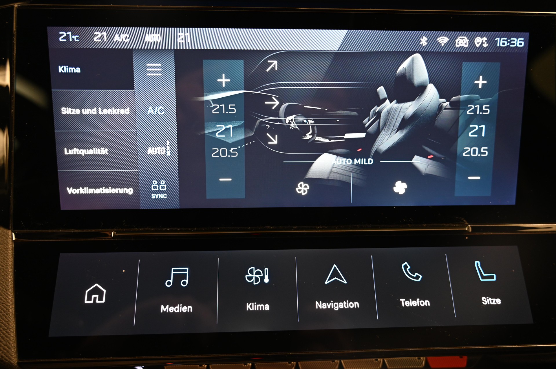 PEUGEOT 408 1.6 PHEV 180 GT-image-11