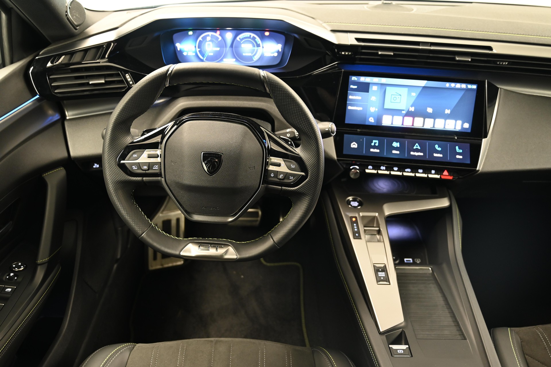 PEUGEOT 408 1.6 PHEV 180 GT-image-8