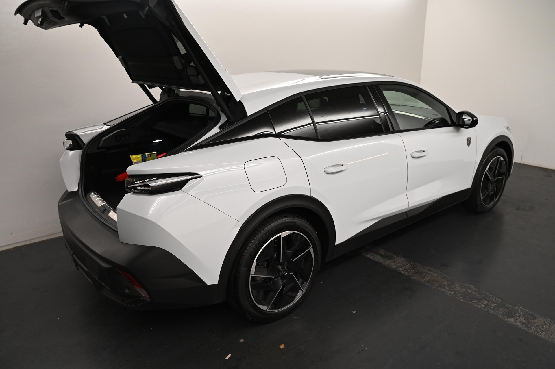 PEUGEOT 408 1.6 PHEV 180 GT-image-19