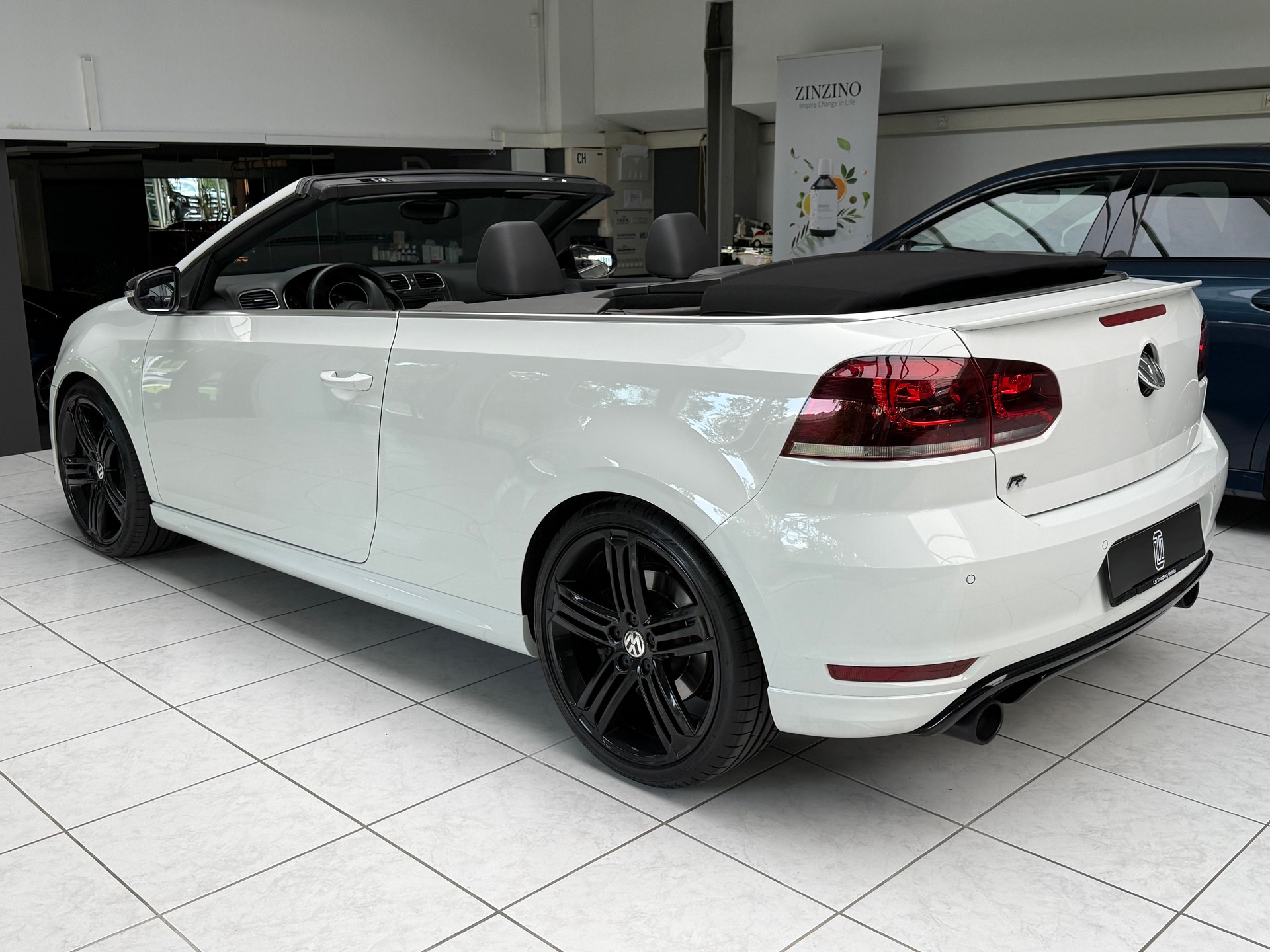 VW Golf Cabrio 2.0 TSI R DSG-image-2