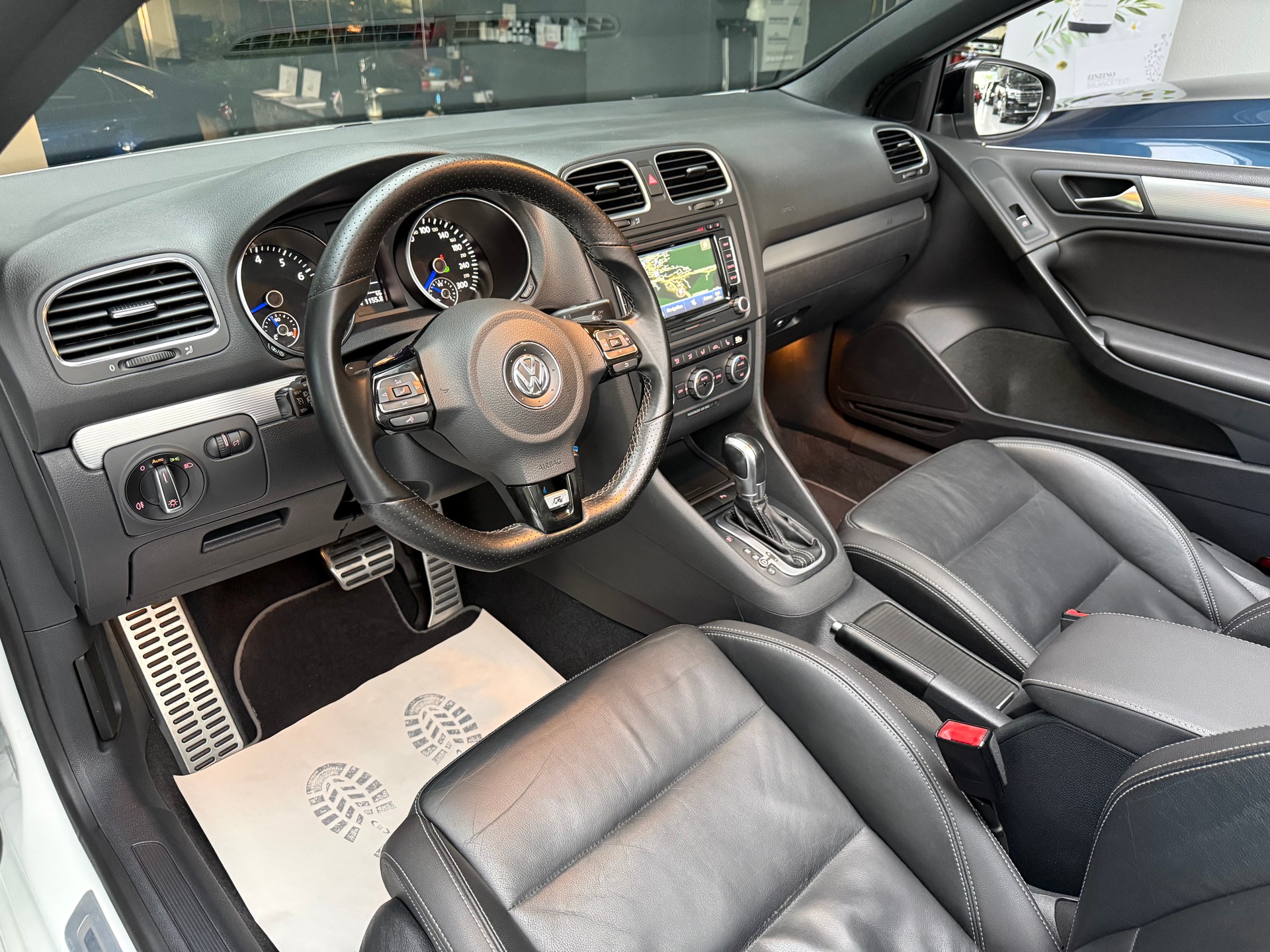 VW Golf Cabrio 2.0 TSI R DSG-image-9