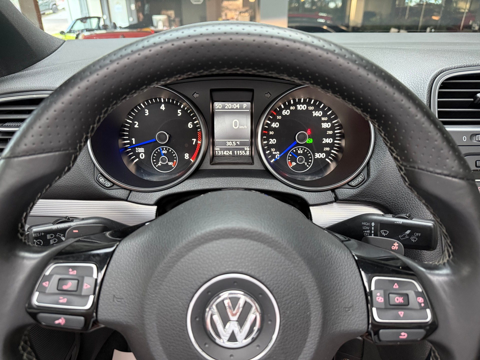 VW Golf Cabrio 2.0 TSI R DSG-image-11