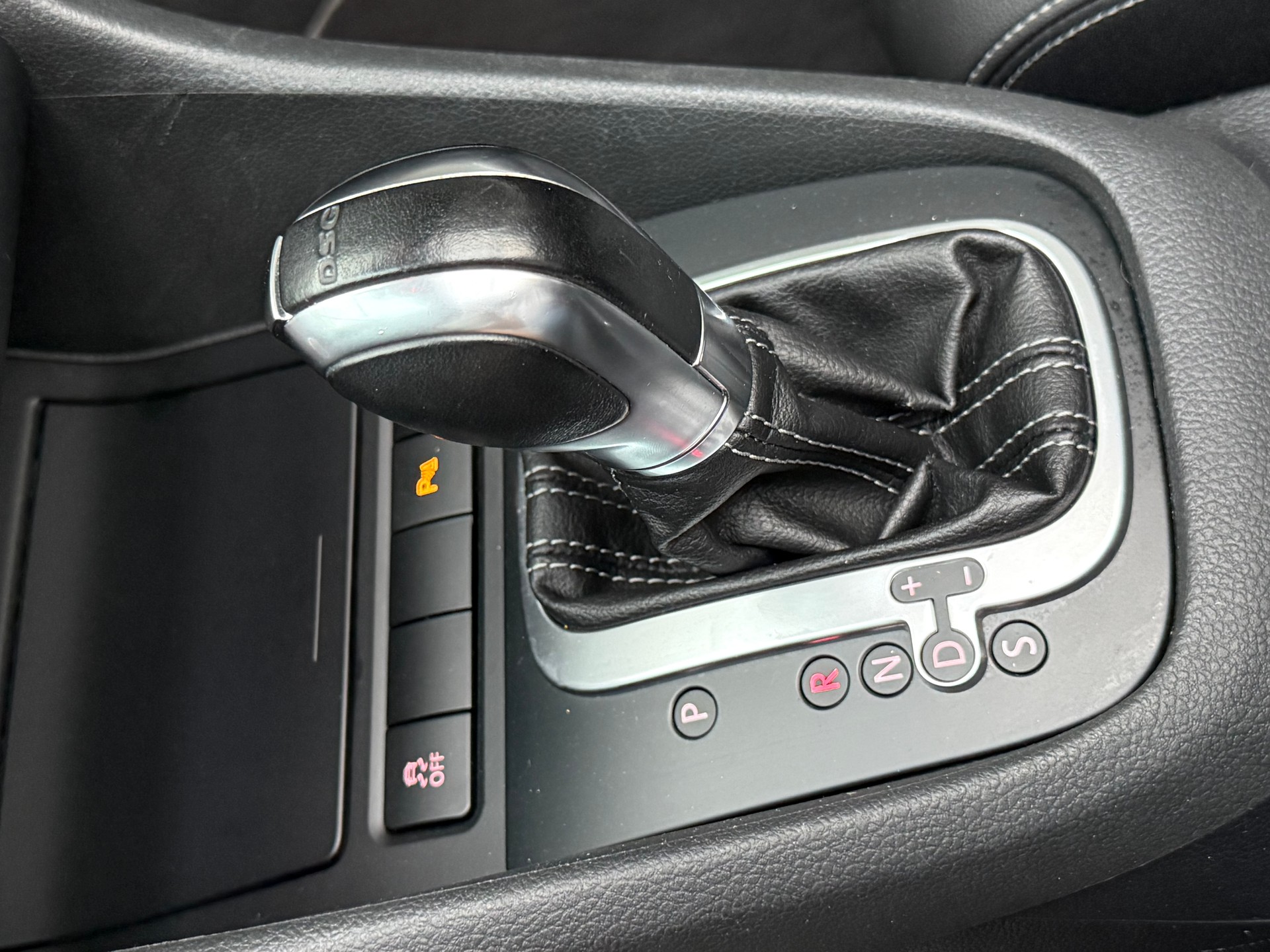 VW Golf Cabrio 2.0 TSI R DSG-image-14
