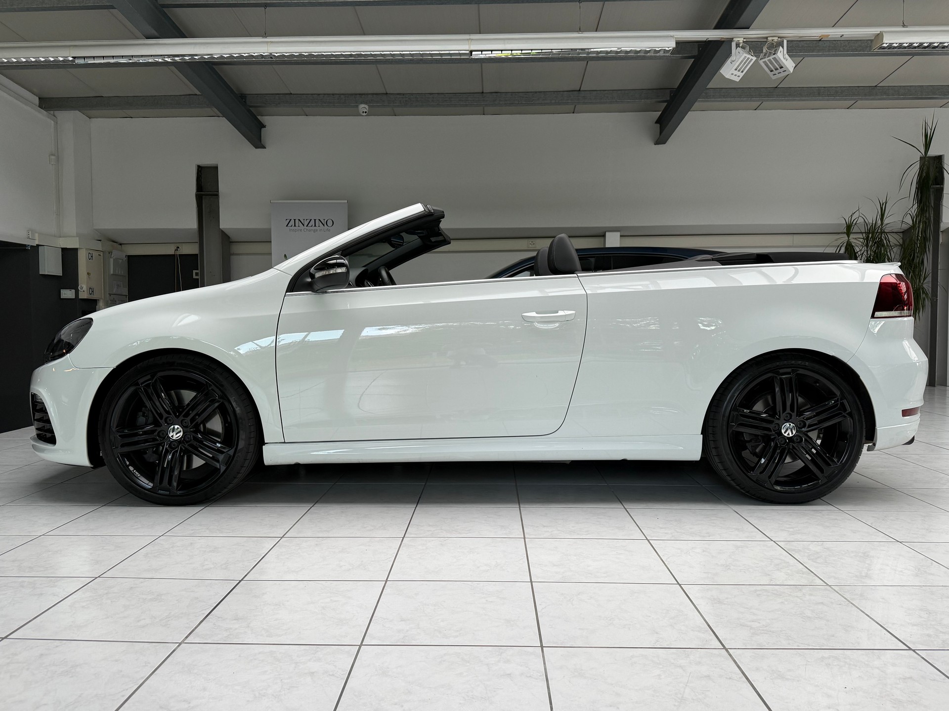 VW Golf Cabrio 2.0 TSI R DSG-image-1