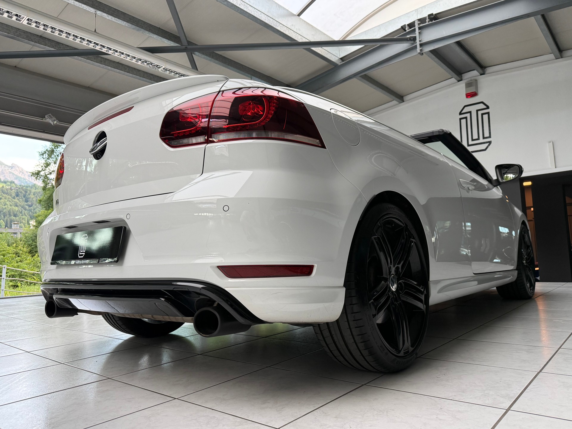 VW Golf Cabrio 2.0 TSI R DSG-image-4