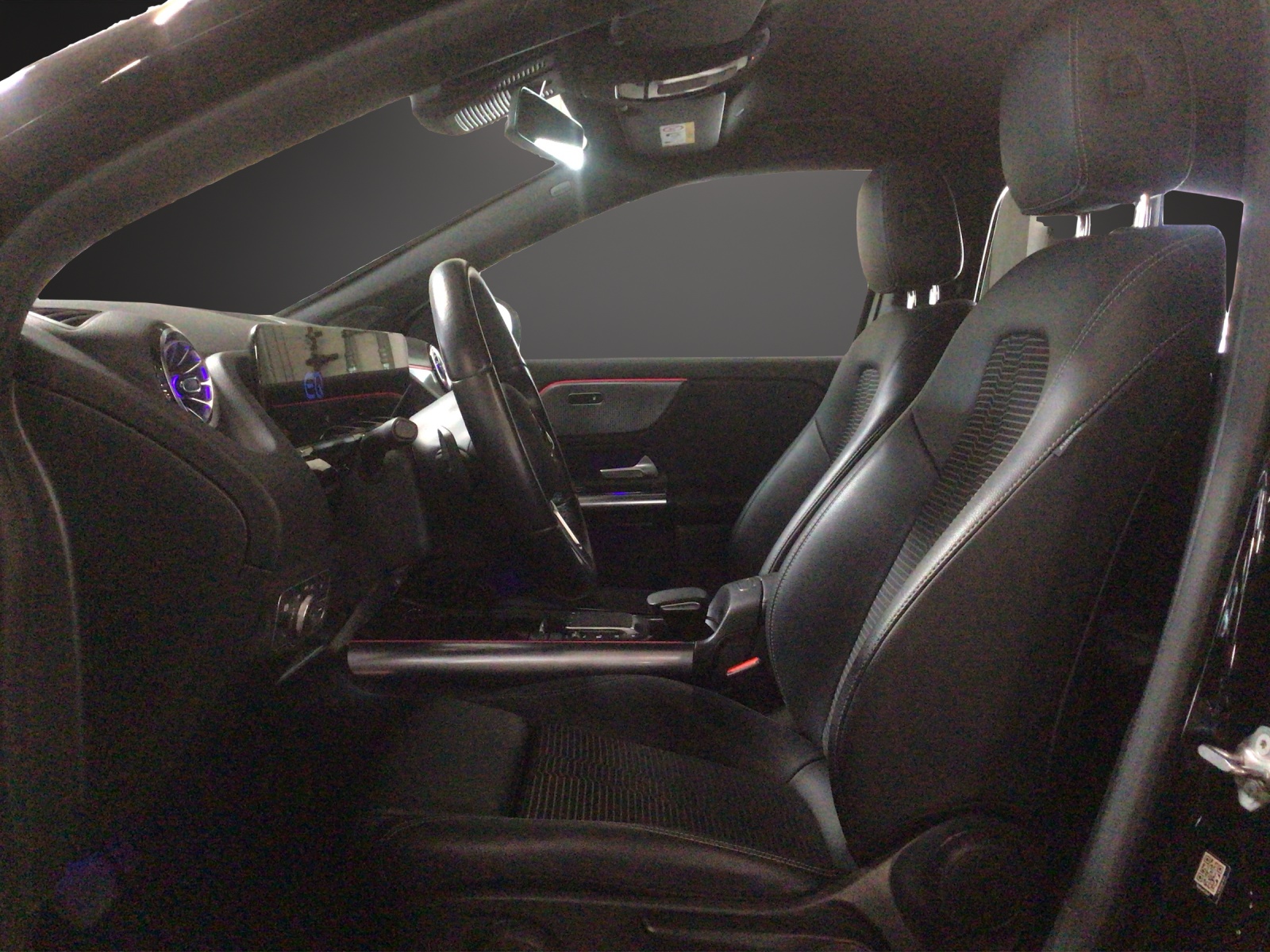 MERCEDES-BENZ EQA 300 4Matic-image-4