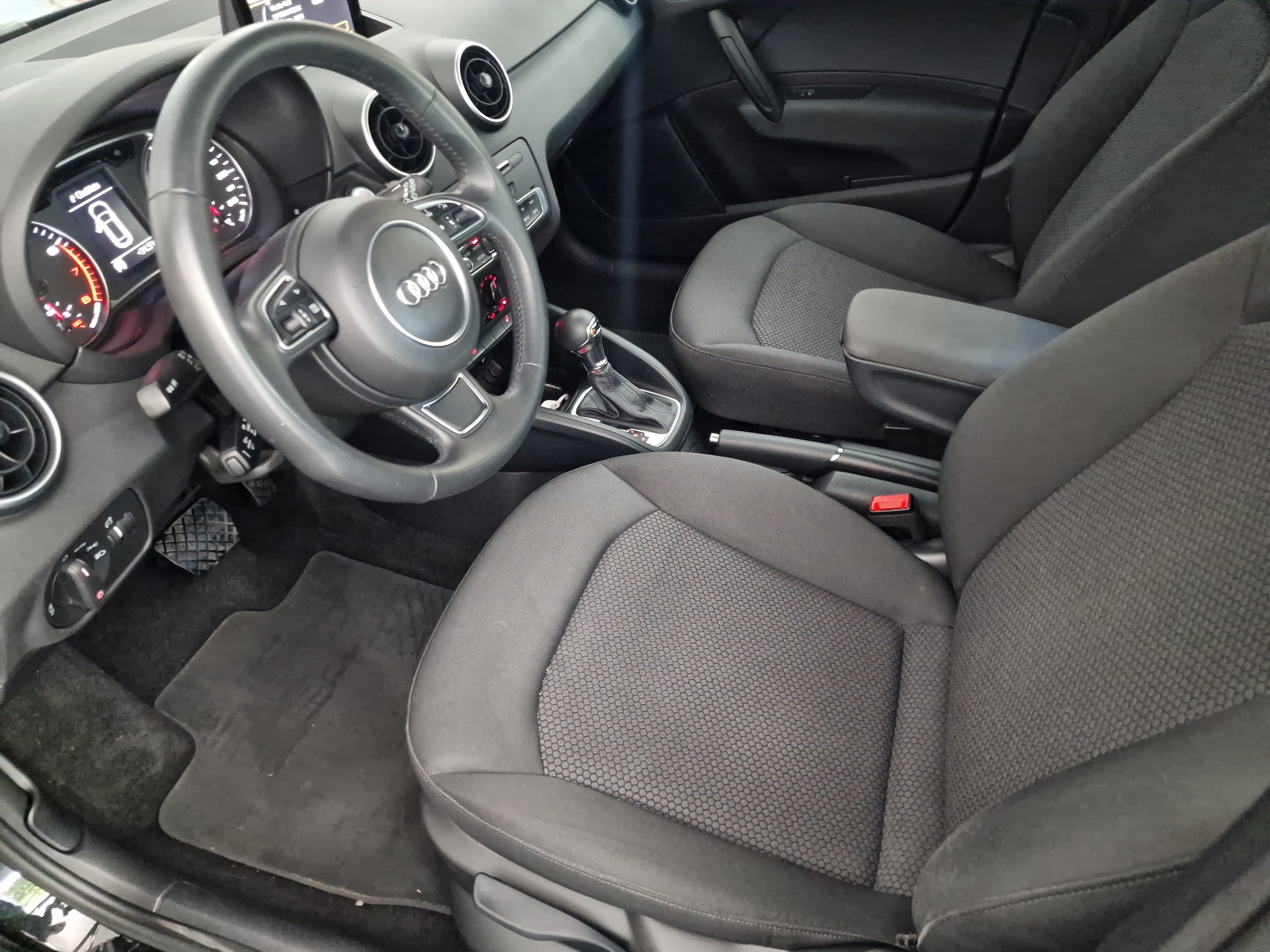 AUDI A1 Sportback 1.0 TFSI Design S-tronic-image-6