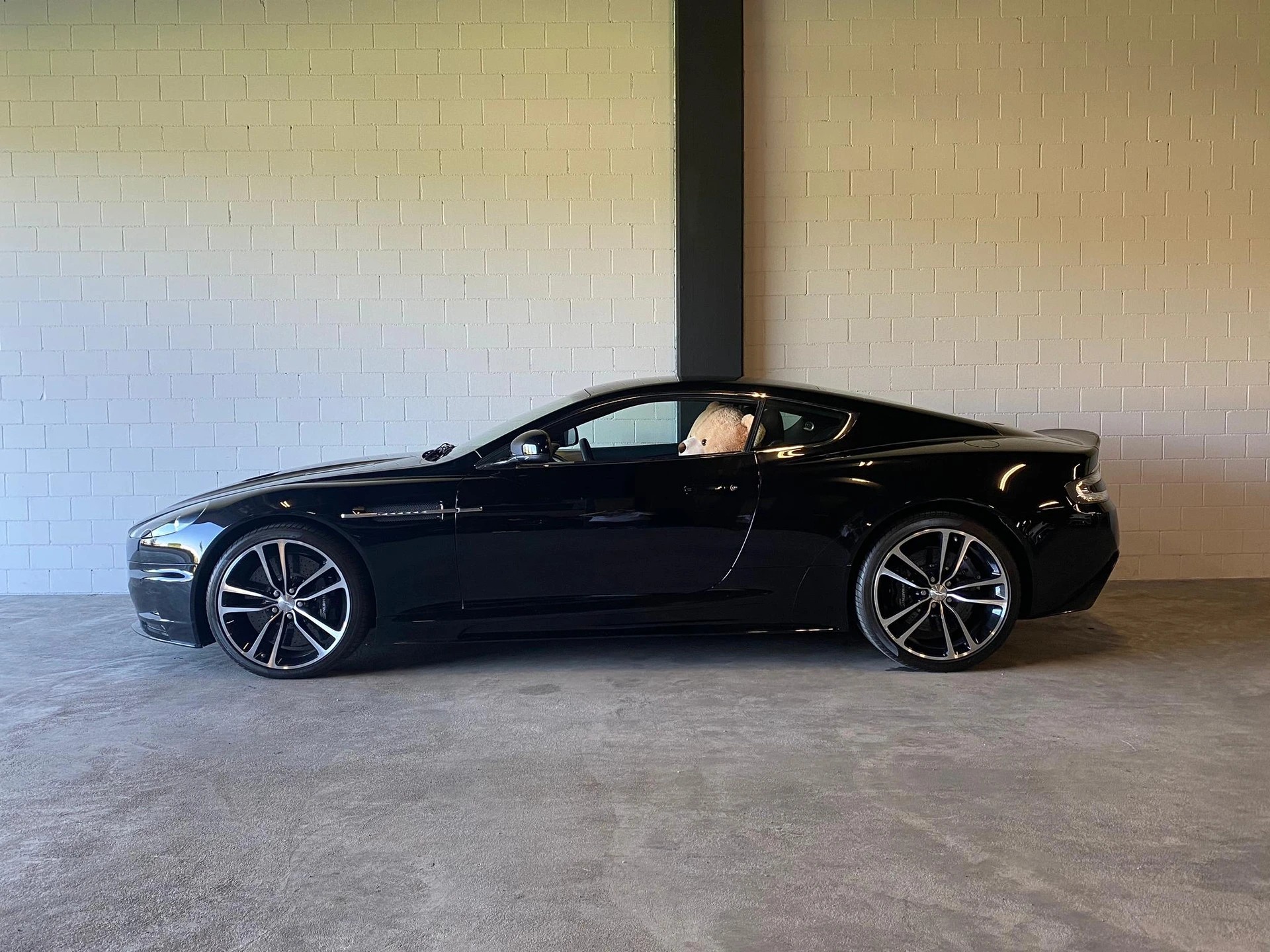 ASTON MARTIN DBS Coupé Touchtronic 2 "Carbon Black Edition"-image-0
