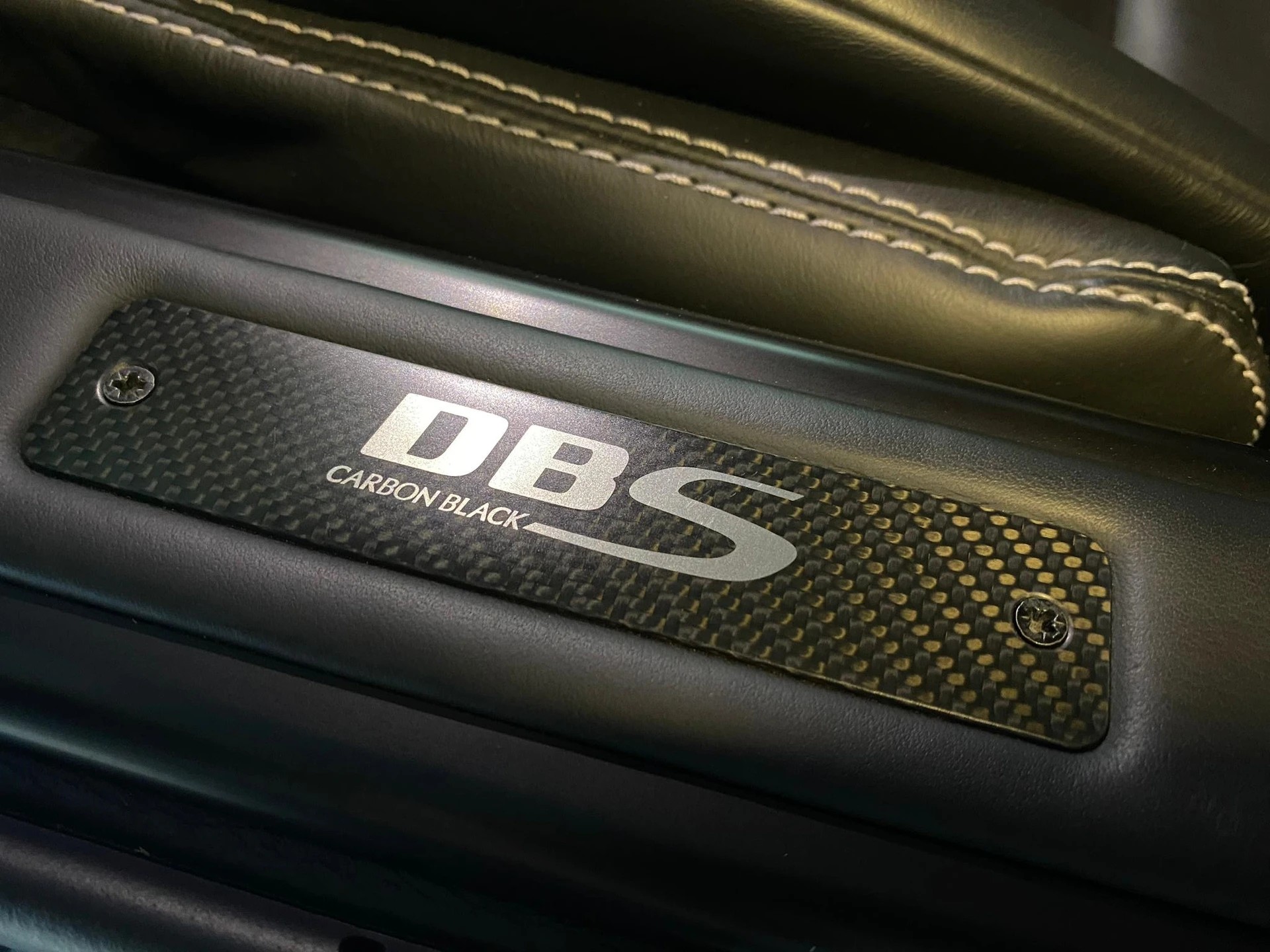 ASTON MARTIN DBS Coupé Touchtronic 2 "Carbon Black Edition"-image-4