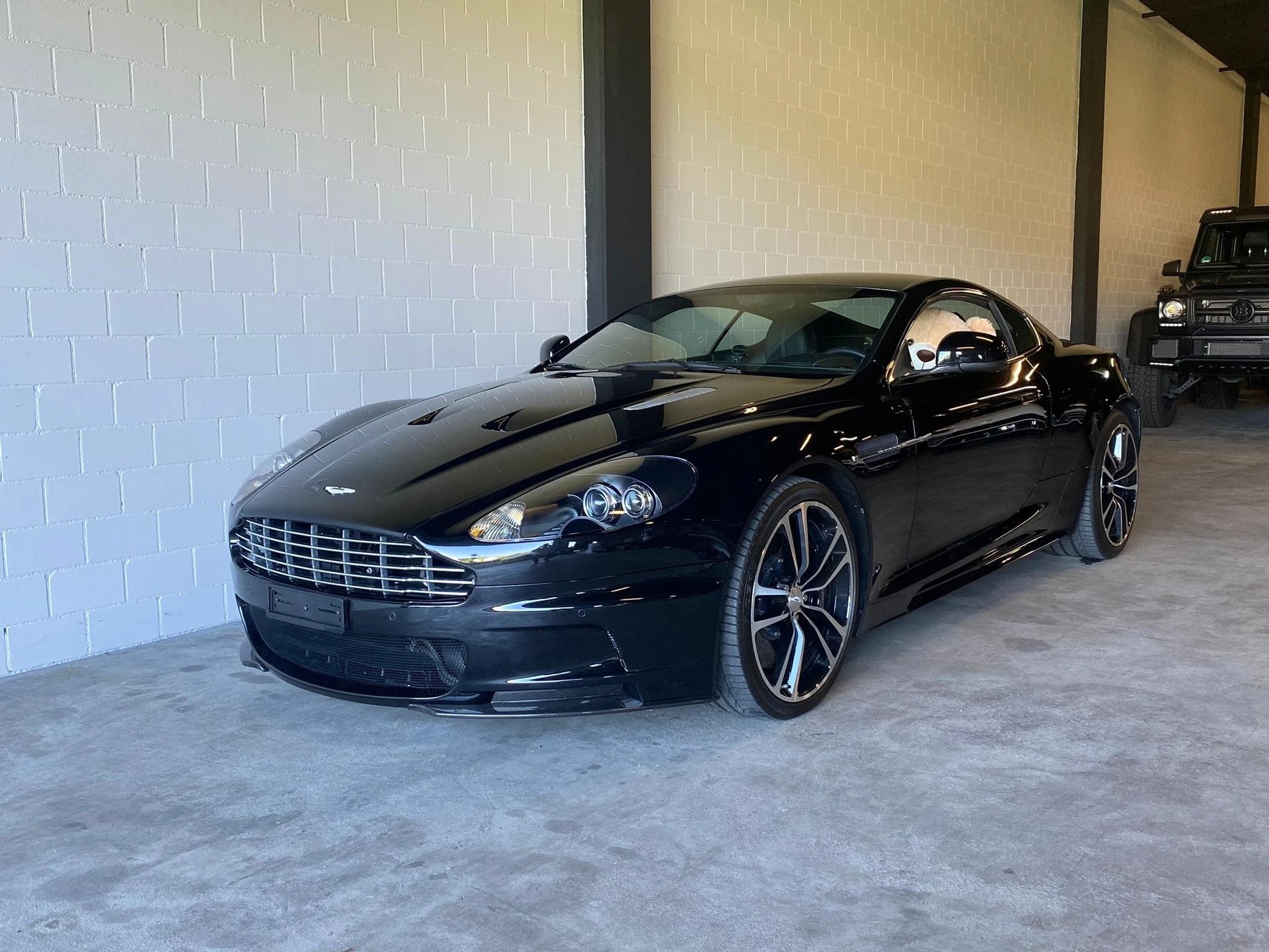 ASTON MARTIN DBS Coupé Touchtronic 2 "Carbon Black Edition"-image-1