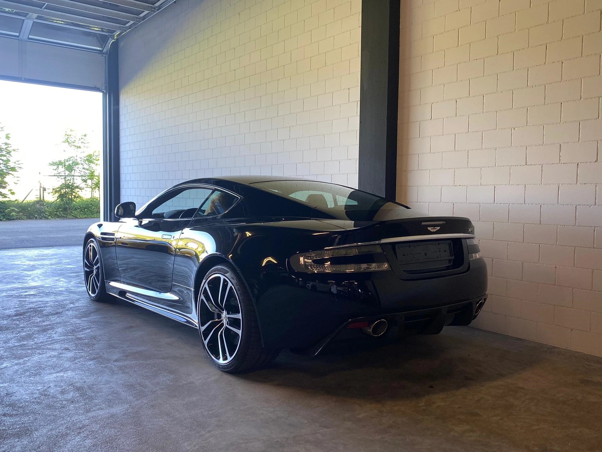ASTON MARTIN DBS Coupé Touchtronic 2 "Carbon Black Edition"-image-2
