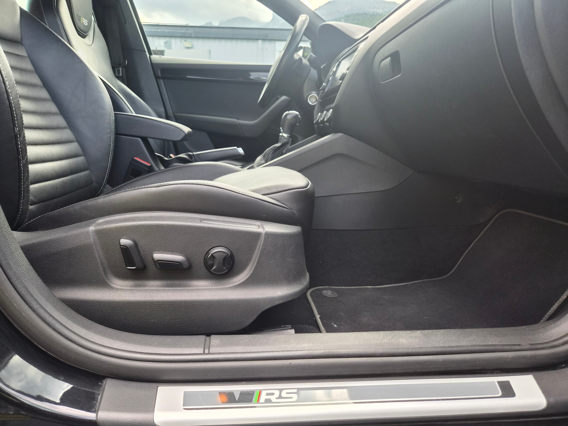 SKODA Octavia Combi 2.0 TSI RS 230 DSG-image-12