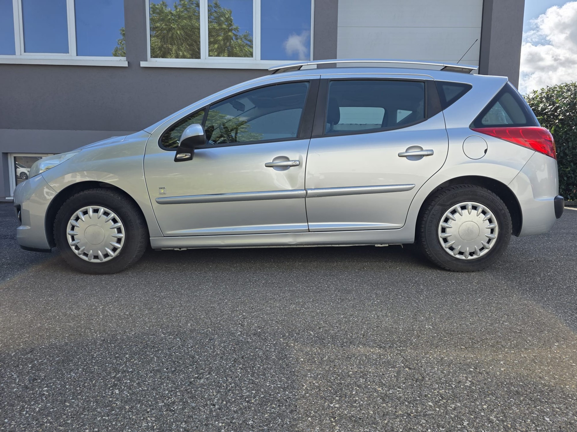 PEUGEOT 207 SW 1.4 16V Swiss Edition-image-13
