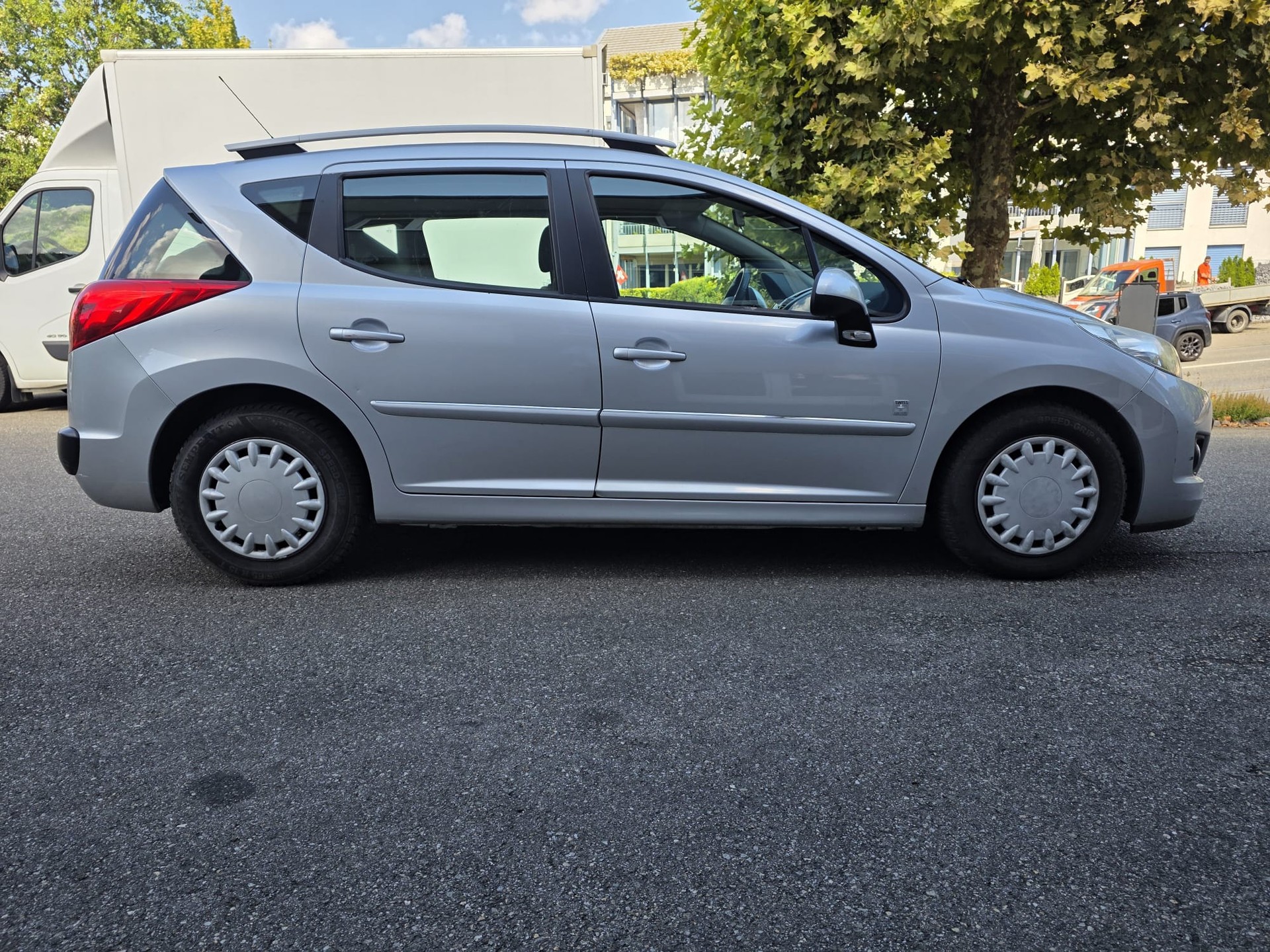 PEUGEOT 207 SW 1.4 16V Swiss Edition-image-14