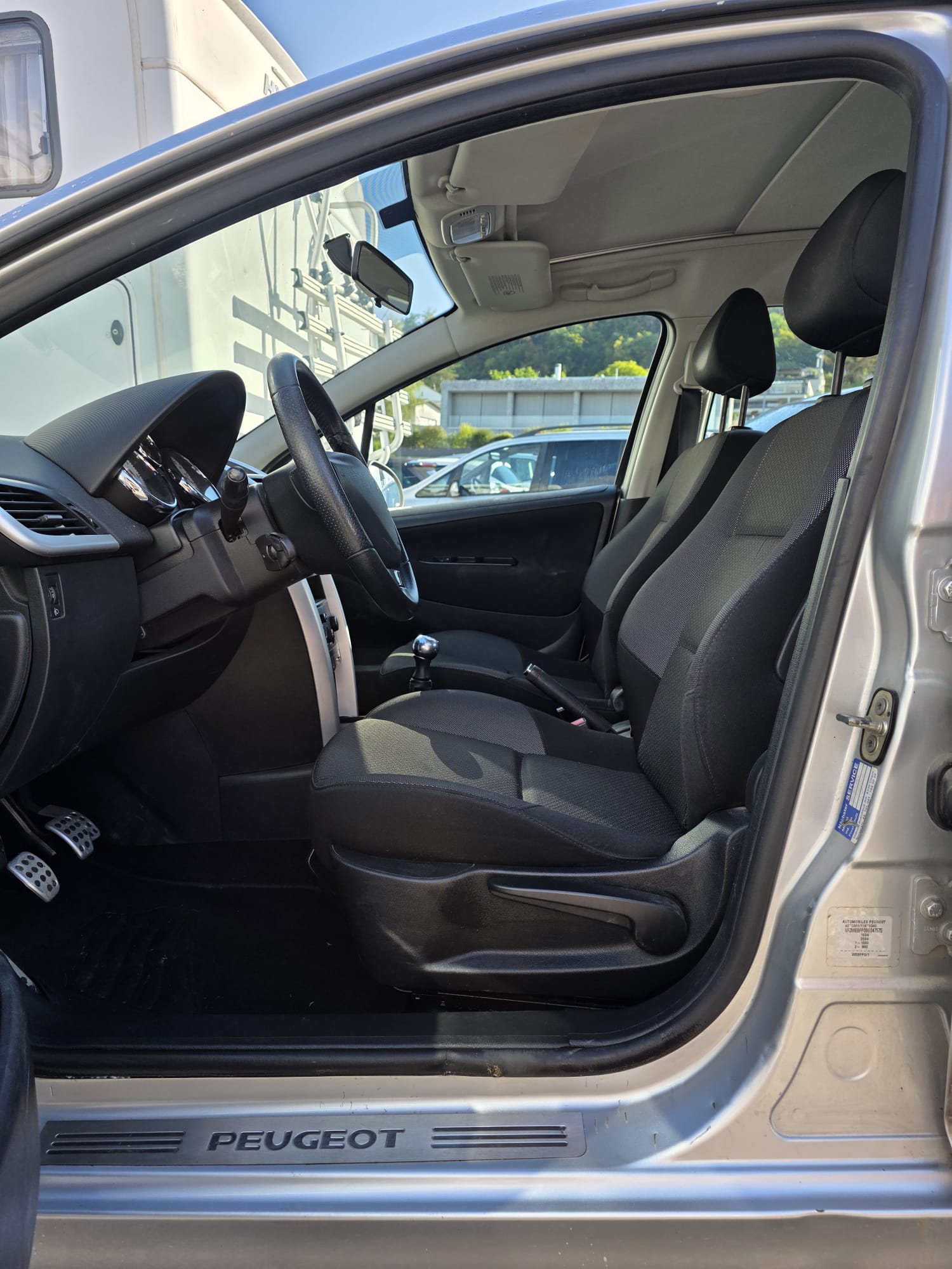 PEUGEOT 207 SW 1.4 16V Swiss Edition-image-7