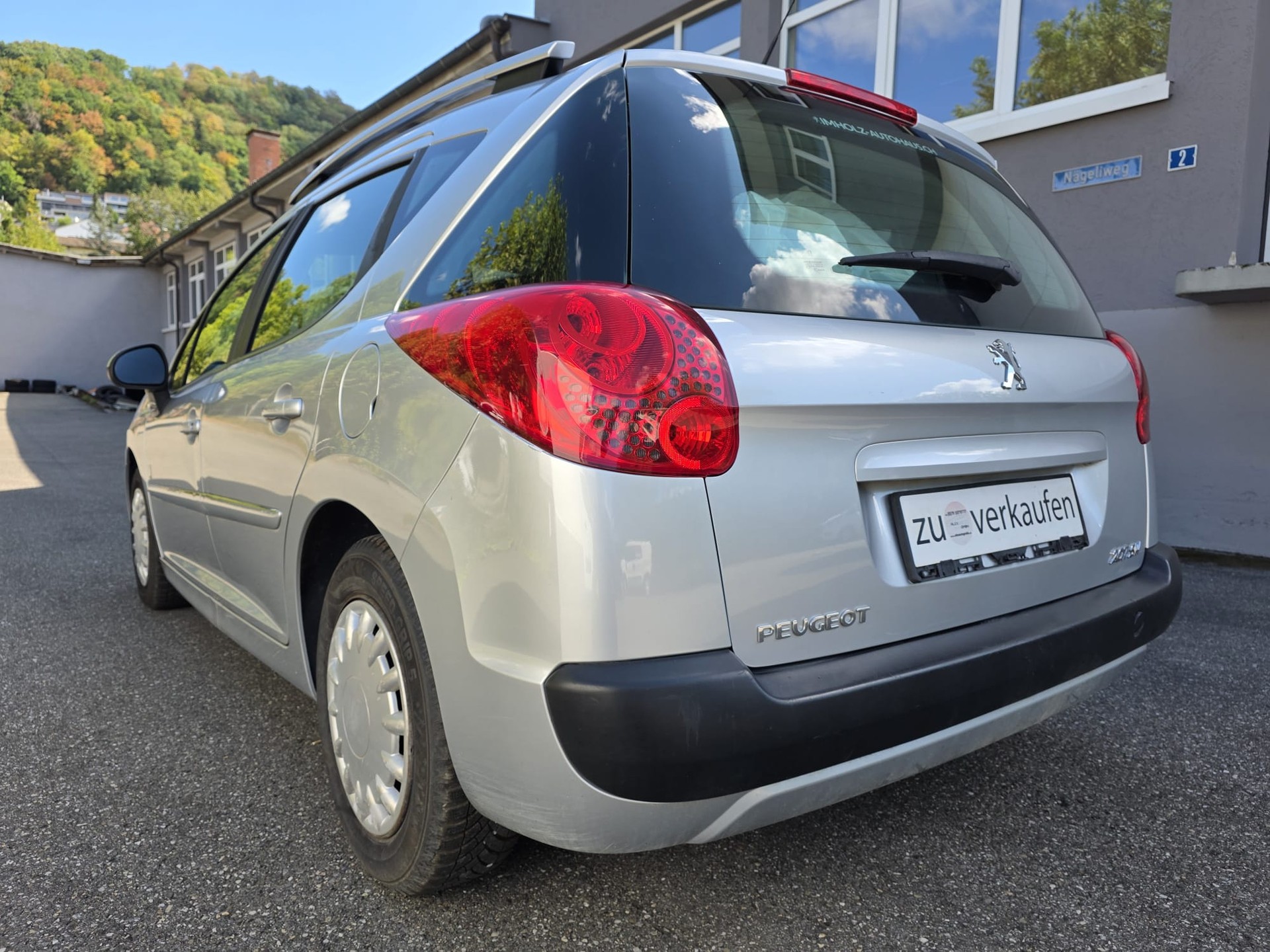 PEUGEOT 207 SW 1.4 16V Swiss Edition-image-3
