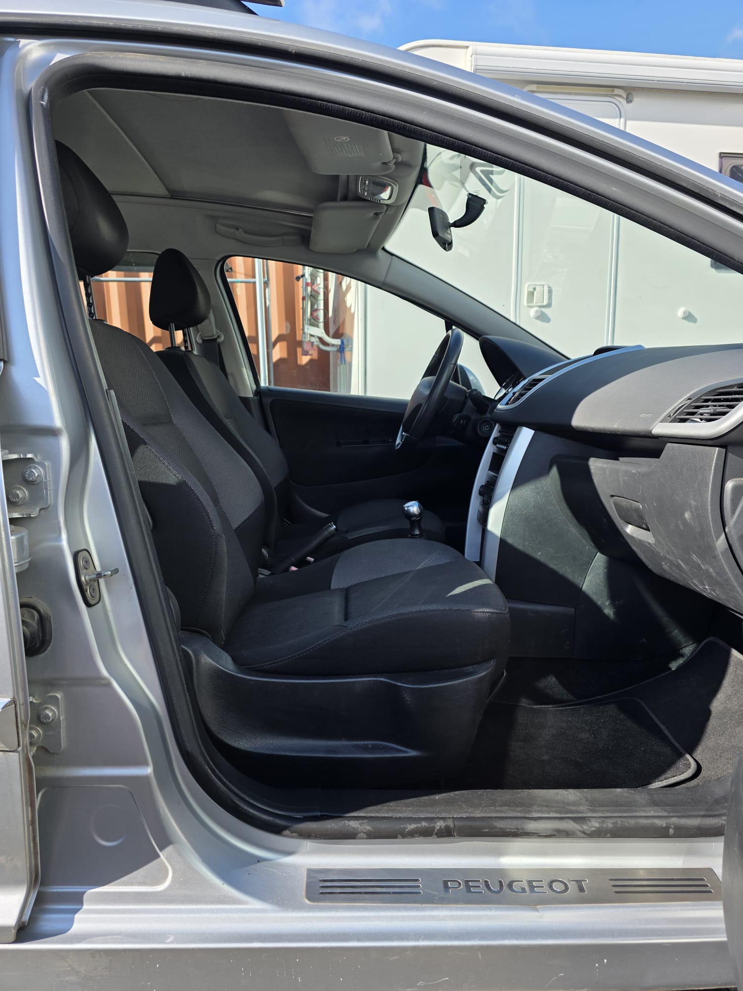 PEUGEOT 207 SW 1.4 16V Swiss Edition-image-9