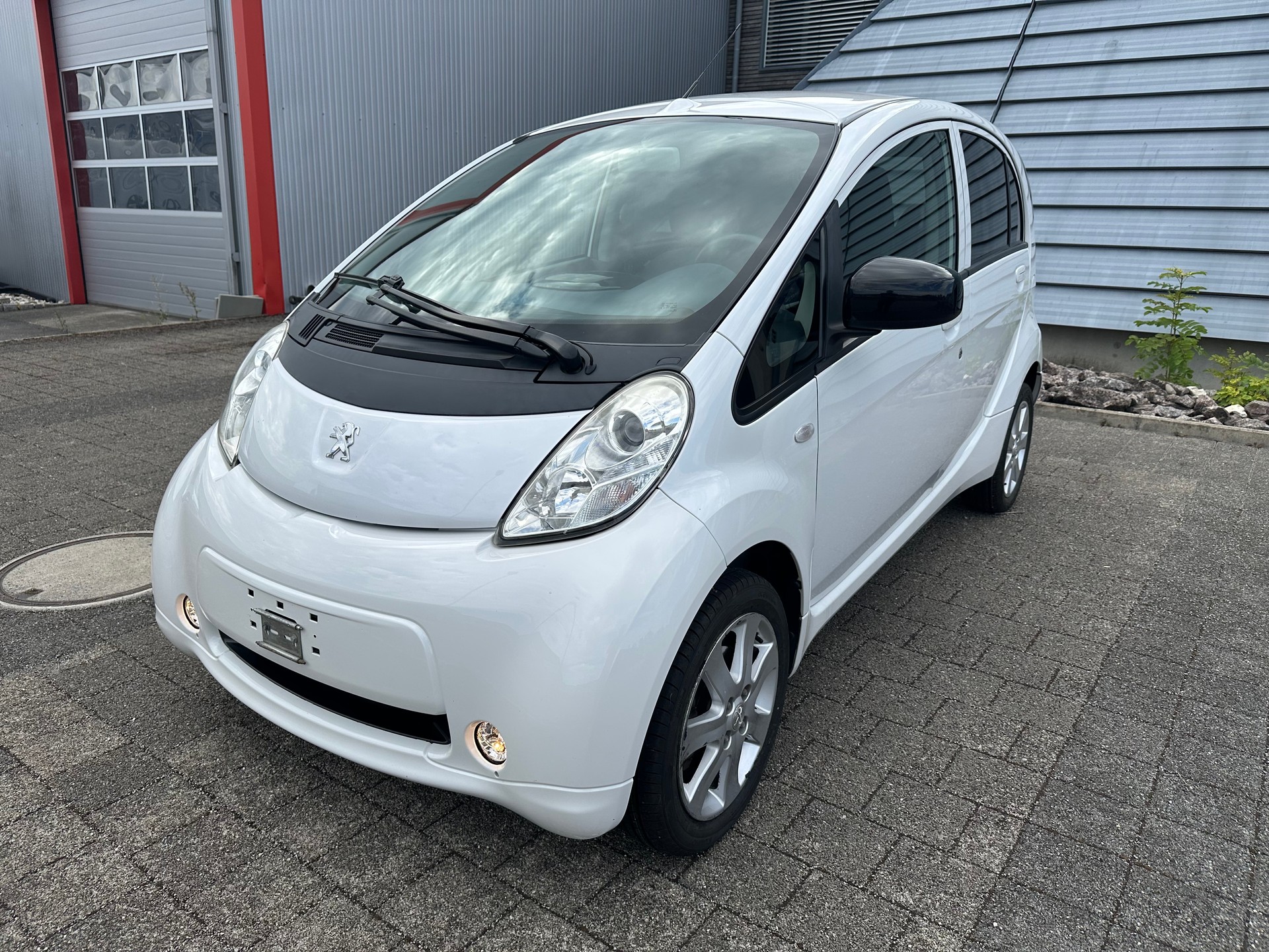 PEUGEOT iON-image-1