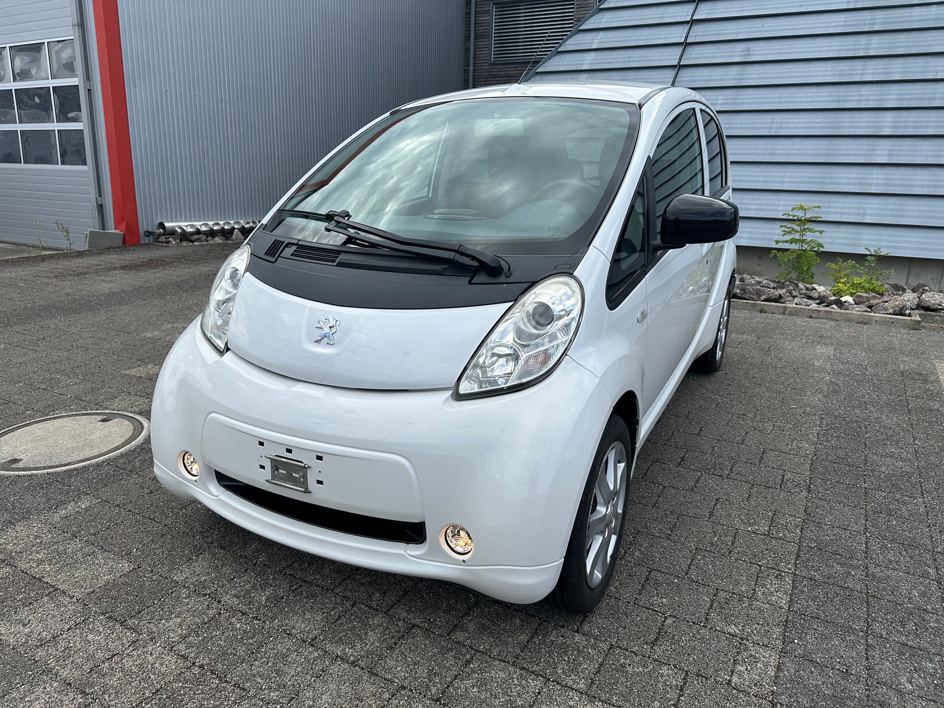PEUGEOT iON-image-2