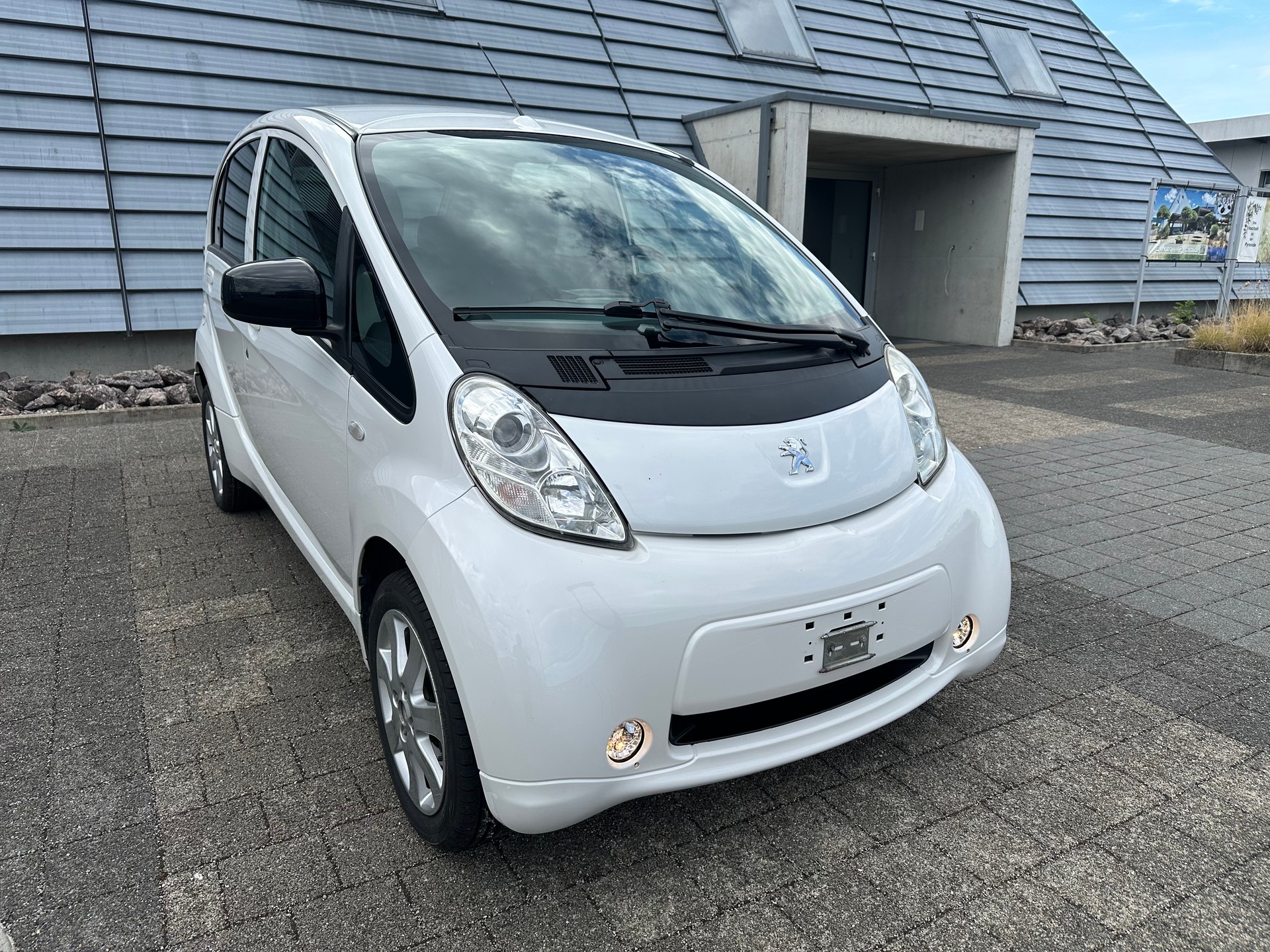 PEUGEOT iON-image-4
