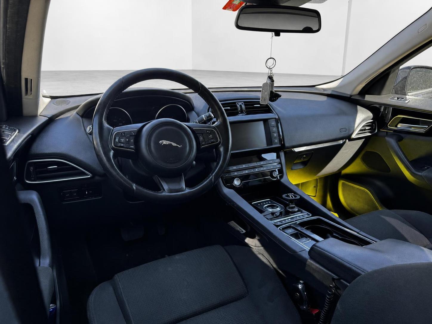 JAGUAR F-Pace 2.0d Portfolio AWD Automatik-image-6