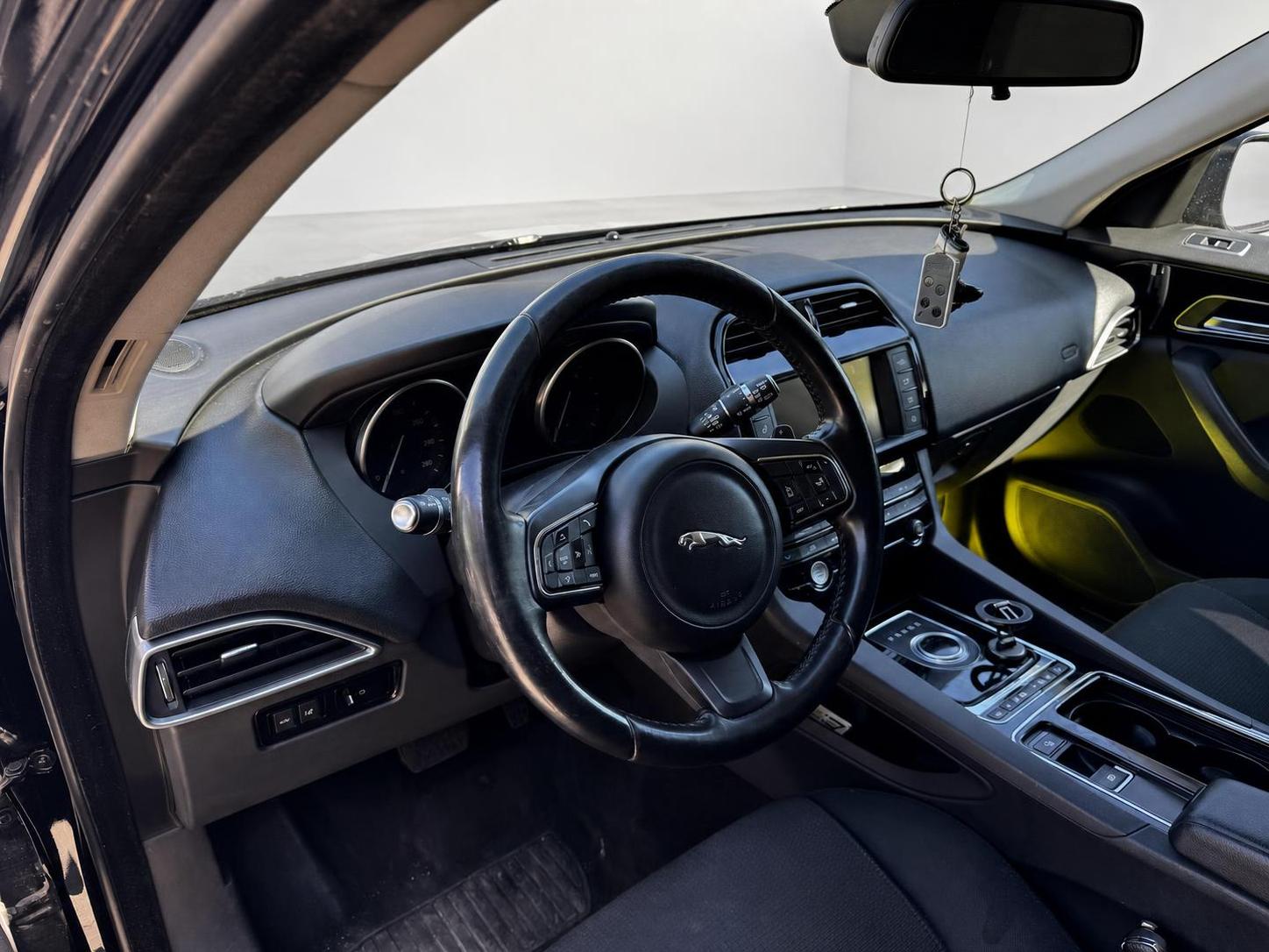 JAGUAR F-Pace 2.0d Portfolio AWD Automatik-image-7