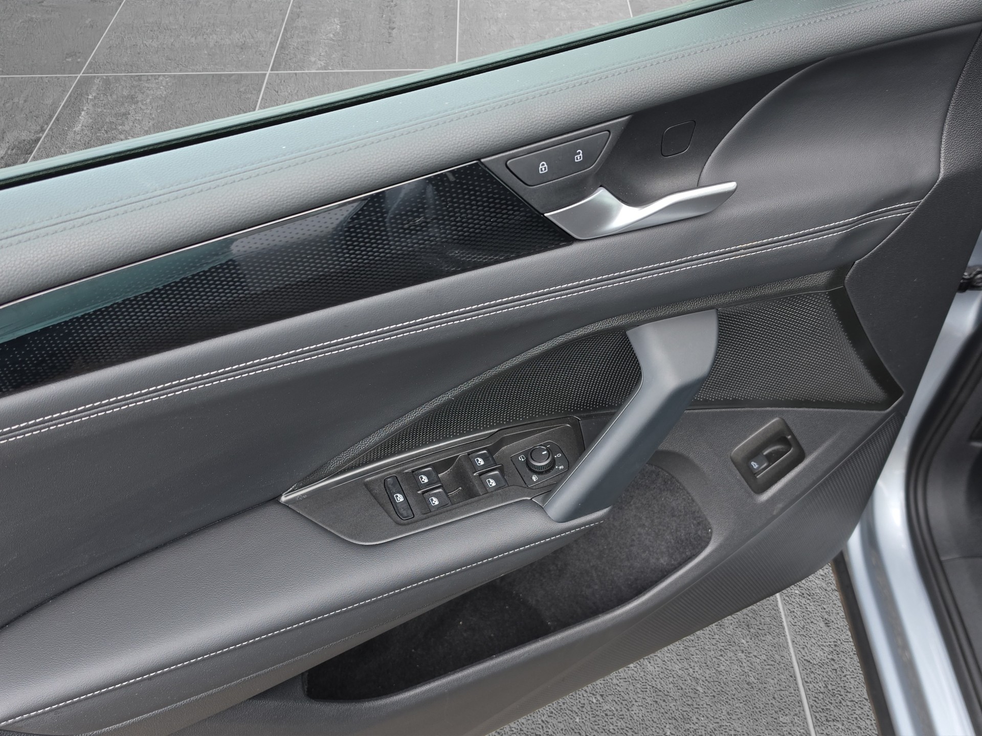 VW Tiguan 2.0 TSI Life DSG 4motion-image-11
