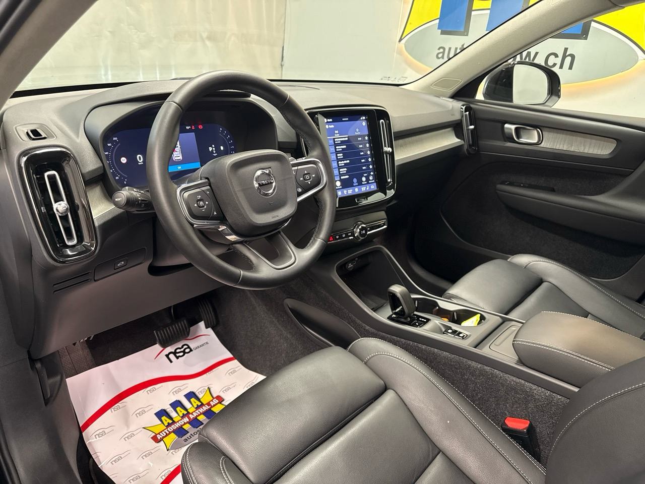 VOLVO XC40 B3 Plus Dark DCT-showroom-element-2