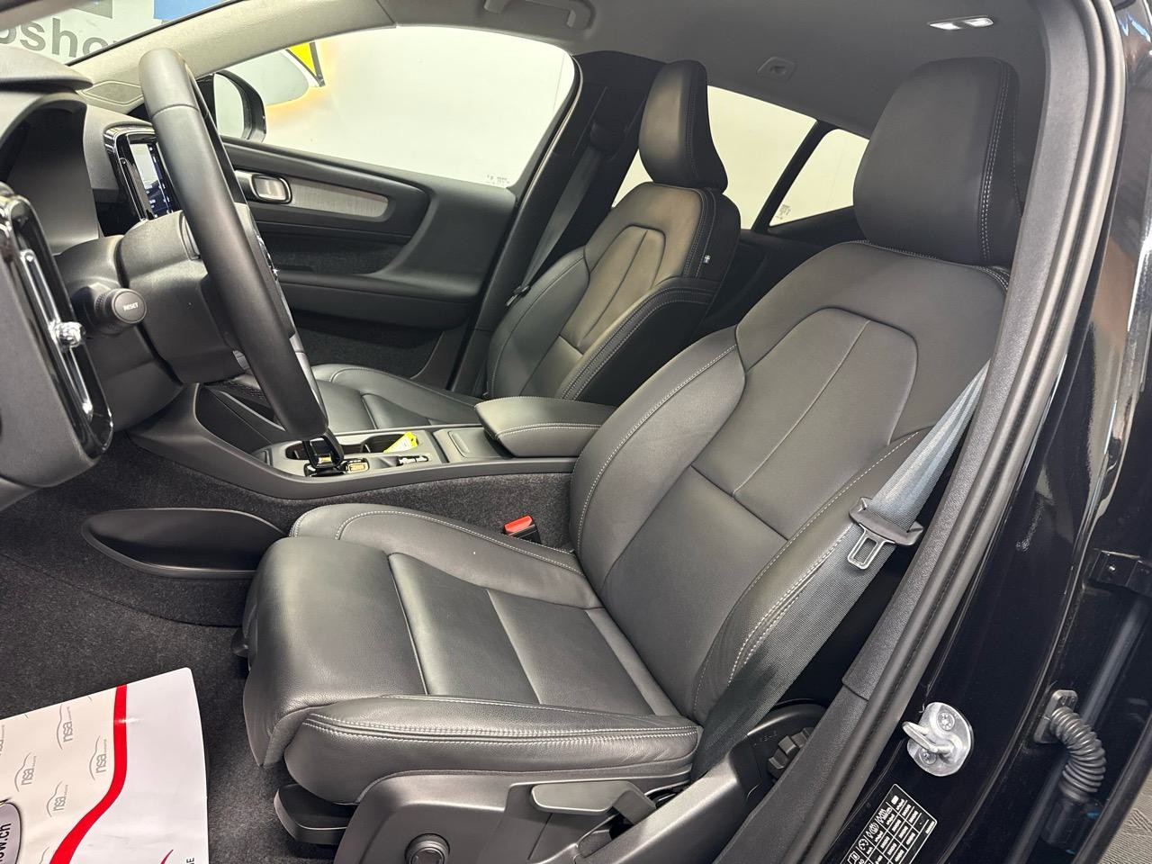 VOLVO XC40 B3 Plus Dark DCT-showroom-element-3