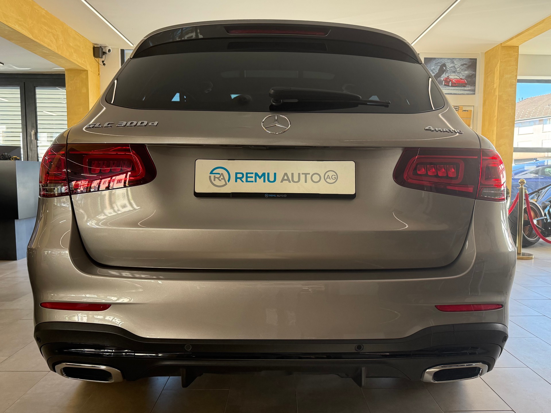 MERCEDES-BENZ GLC 300 d AMG Line 4Matic 9G-Tronic-showroom-element-3