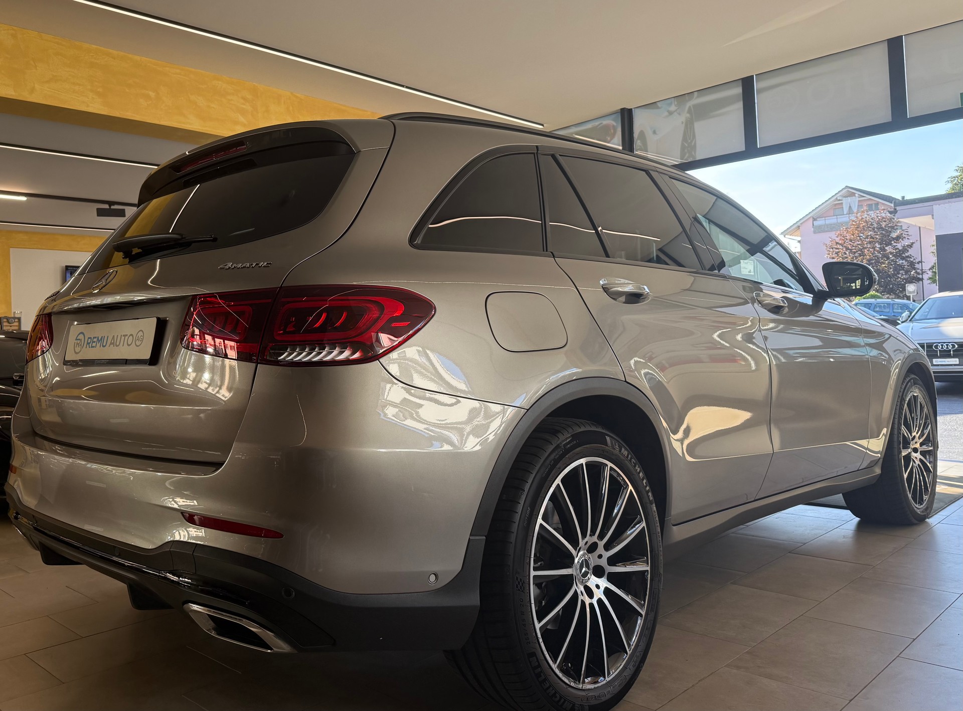 MERCEDES-BENZ GLC 300 d AMG Line 4Matic 9G-Tronic-showroom-element-2