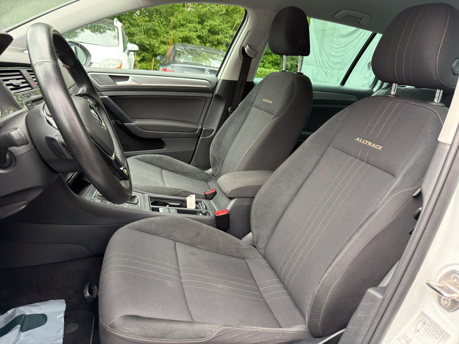 VW Golf 2.0 TDI Alltrack 4Motion-image-10