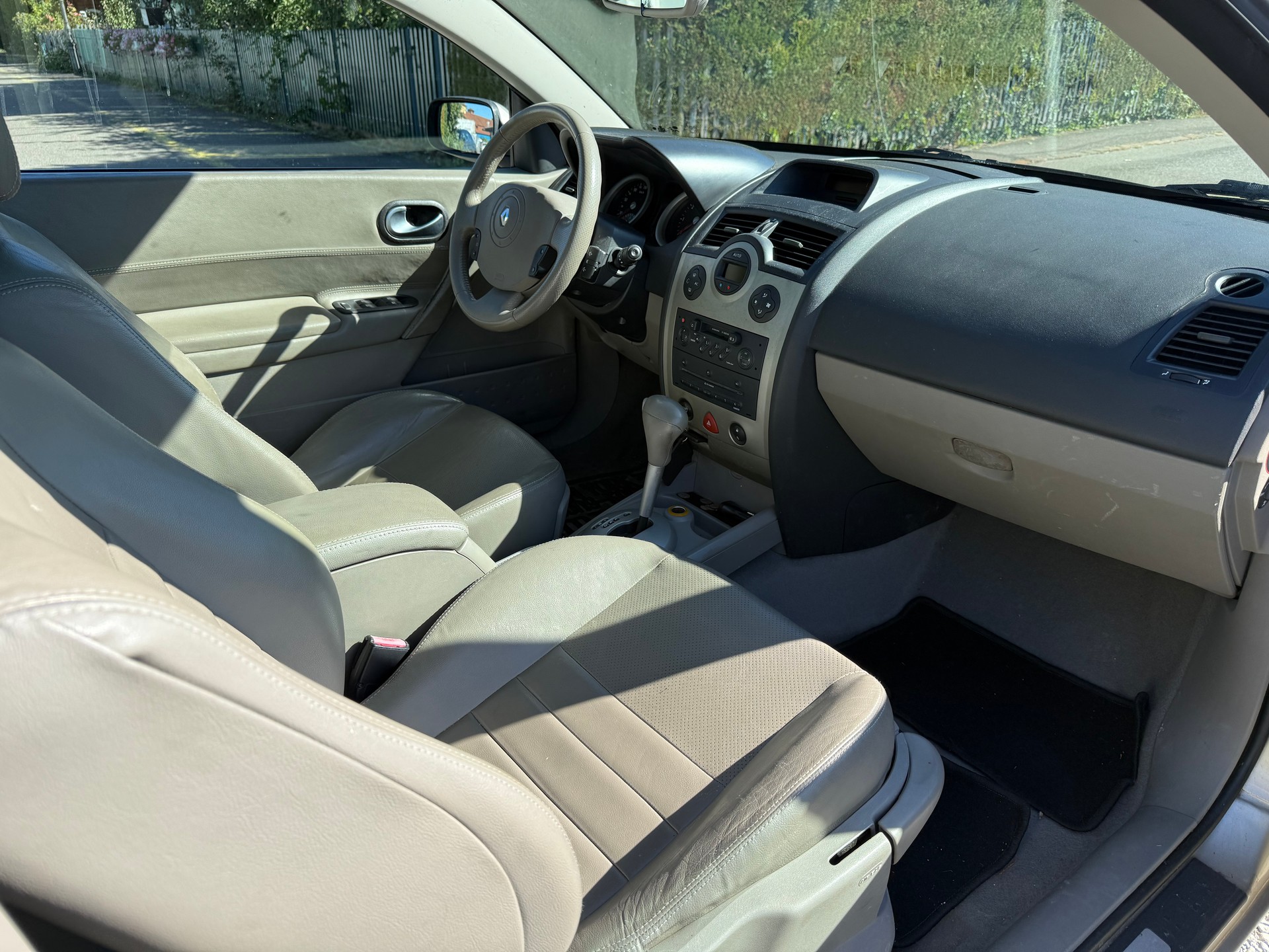 RENAULT Mégane C-C 2.0 16V Privilège Luxe-image-9