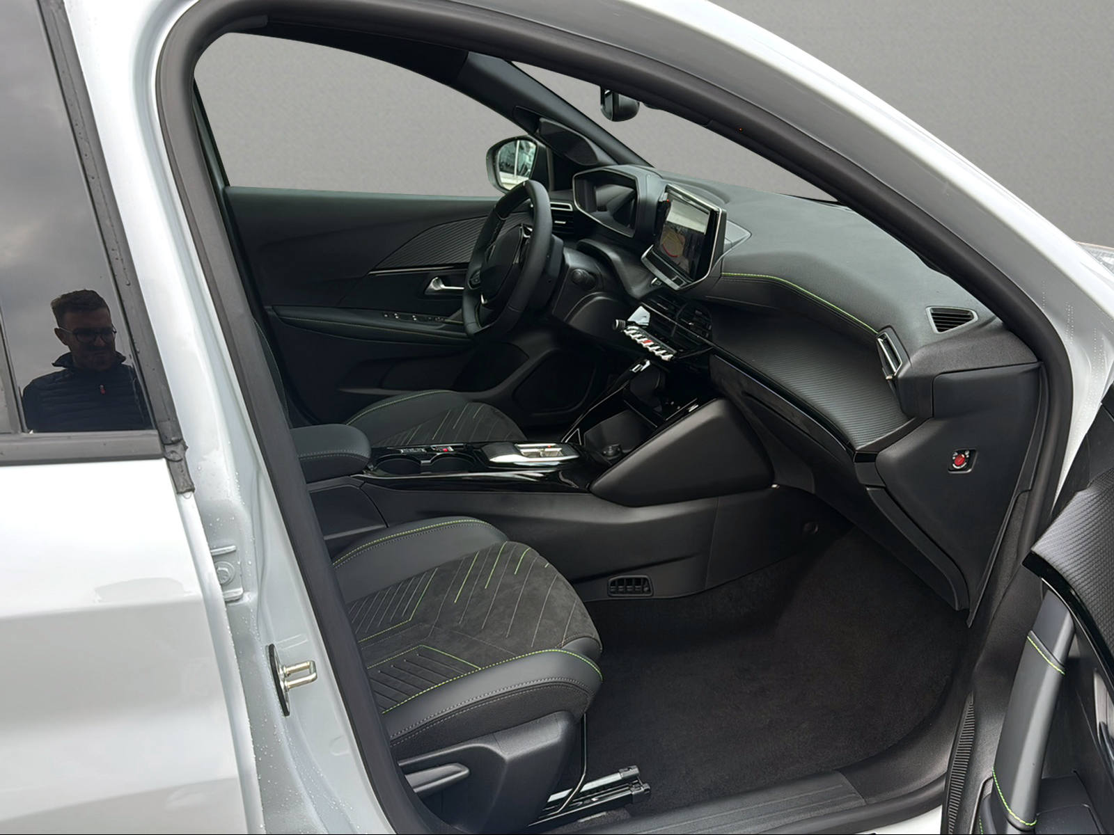 PEUGEOT 208 1.2 MHEV 145 GT Exclusive-image-14