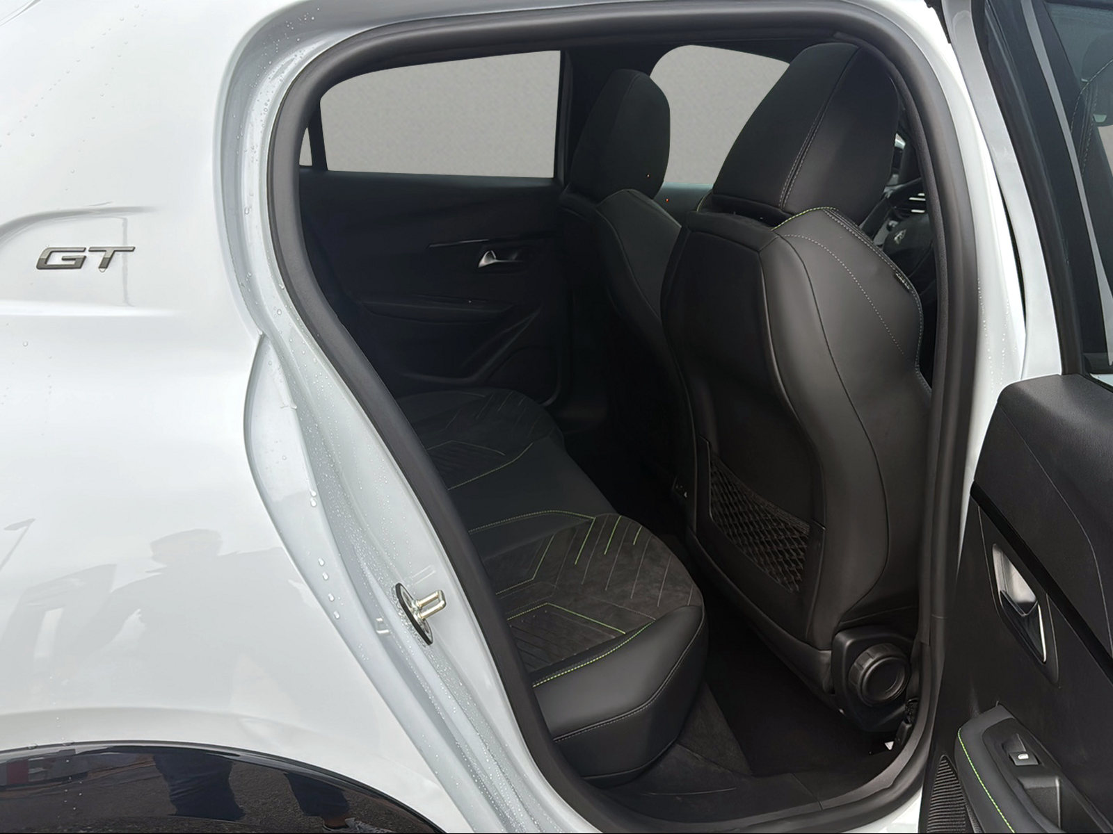 PEUGEOT 208 1.2 MHEV 145 GT Exclusive-image-13