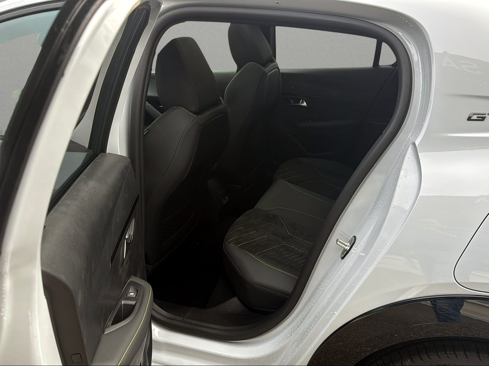 PEUGEOT 208 1.2 MHEV 145 GT Exclusive-image-7