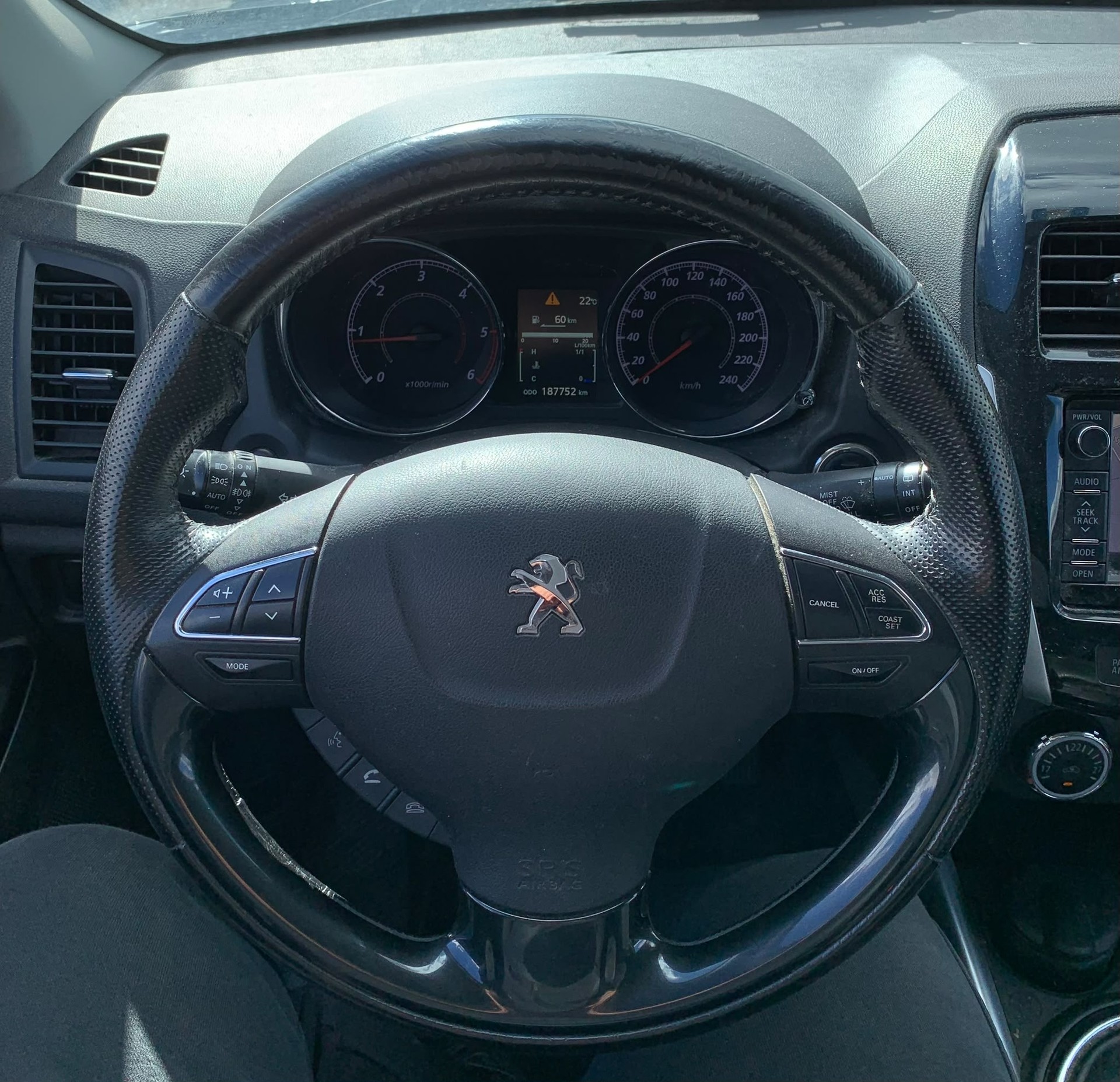 PEUGEOT 4008 1.6 HDi Allure 4WD (Klimatronik * Radio USB * Multilenkrad * Leder/Stoff * Sensoren * Navigation * Xenon * BO5)-image-9