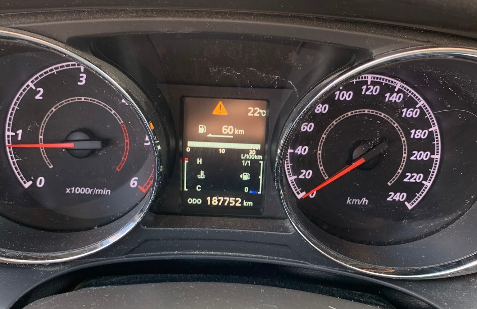 PEUGEOT 4008 1.6 HDi Allure 4WD (Klimatronik * Radio USB * Multilenkrad * Leder/Stoff * Sensoren * Navigation * Xenon * BO5)-image-8