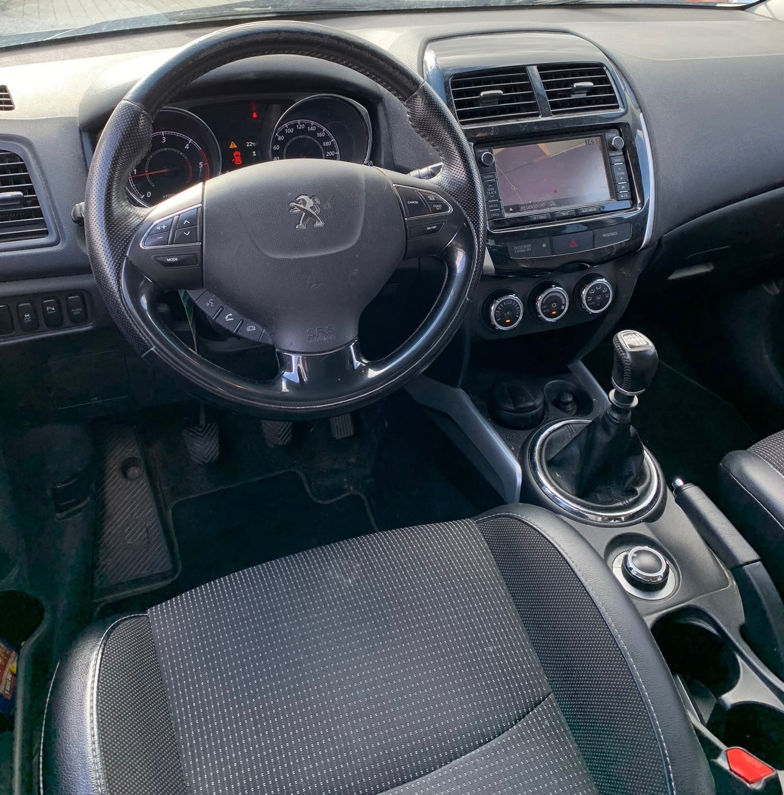 PEUGEOT 4008 1.6 HDi Allure 4WD (Klimatronik * Radio USB * Multilenkrad * Leder/Stoff * Sensoren * Navigation * Xenon * BO5)-image-11