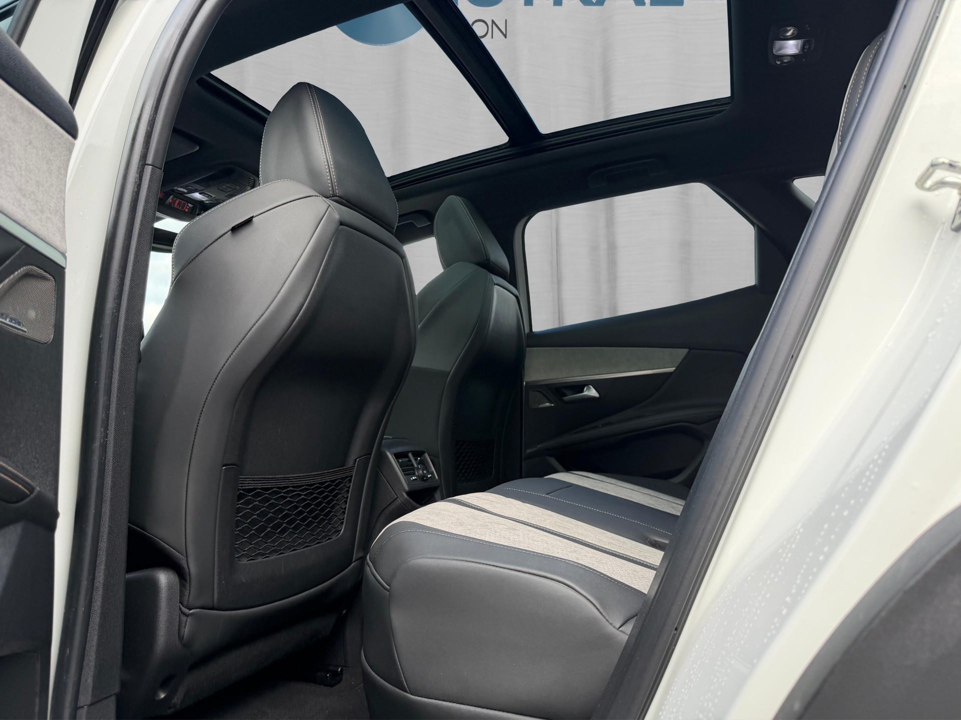 PEUGEOT 3008 300e Hybrid4 GT Pack EAT8-image-12