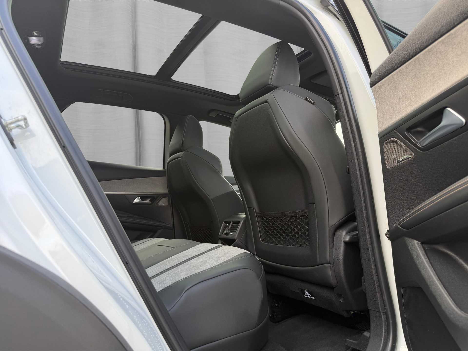 PEUGEOT 3008 300e Hybrid4 GT Pack EAT8-image-13