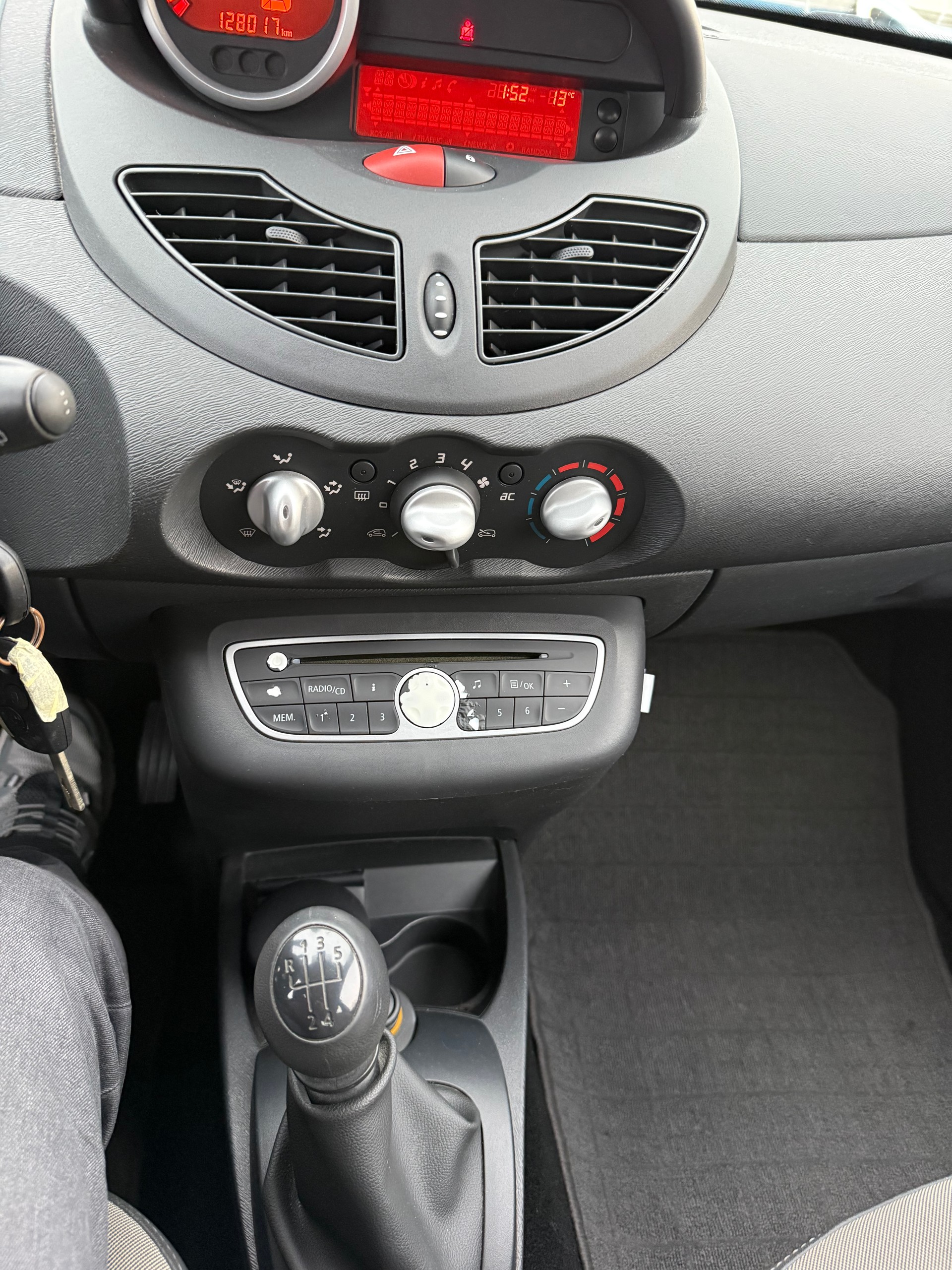 RENAULT Twingo 1.2 16V Initiale-image-9