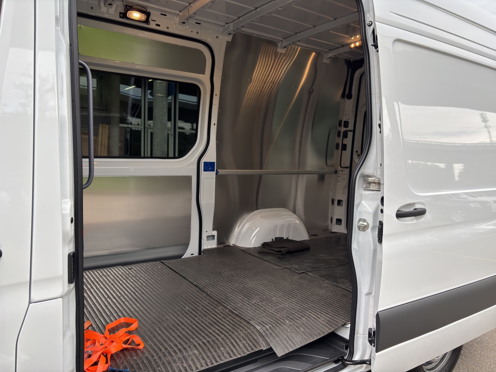 MERCEDES-BENZ Sprinter 319 CDI Standard 9G-TRONIC-image-9